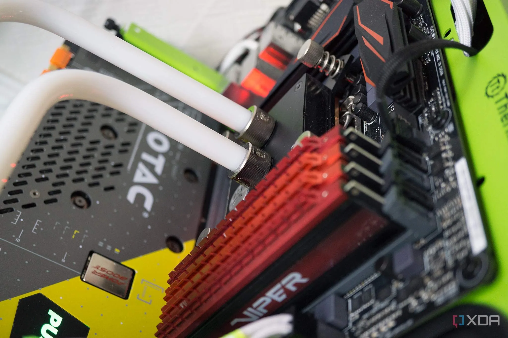 Hệ thống tản nhiệt nước custom phức tạp trên một bộ PC cũ, minh họa chi phí và sự cầu kỳ.