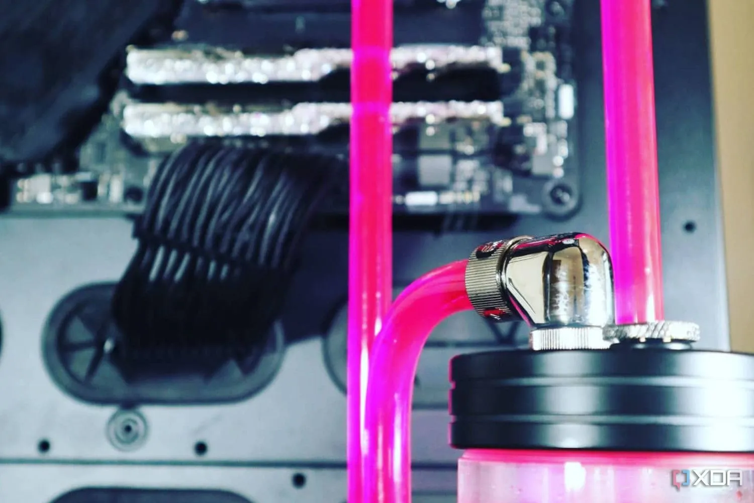 Hệ thống tản nhiệt nước tùy chỉnh trong case Thermaltake Tower 900, nhấn mạnh tản nhiệt hiệu quả