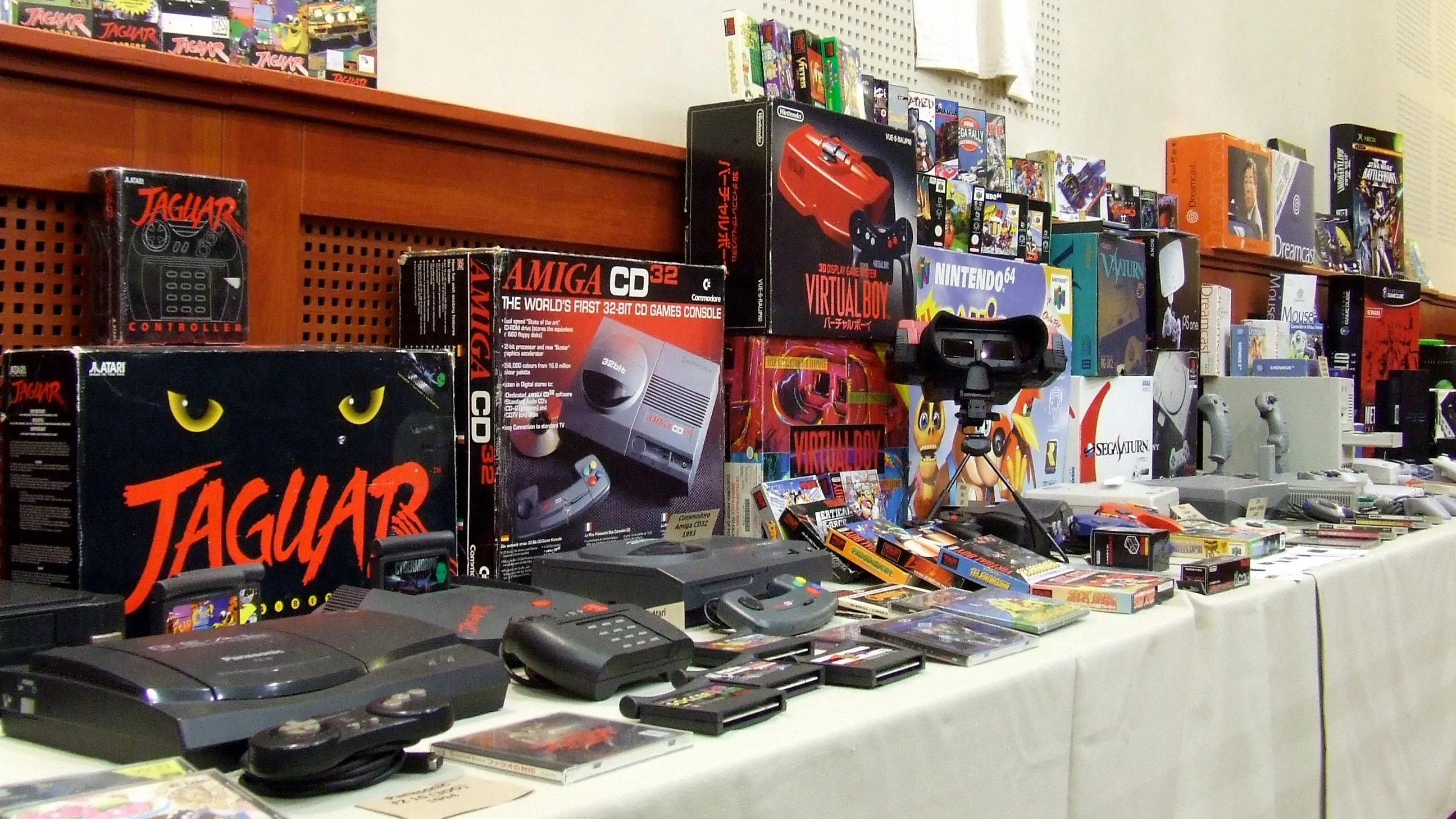 Hệ thống và phần cứng game retro trên bàn tại sự kiện chơi game cổ điển ở Budapest