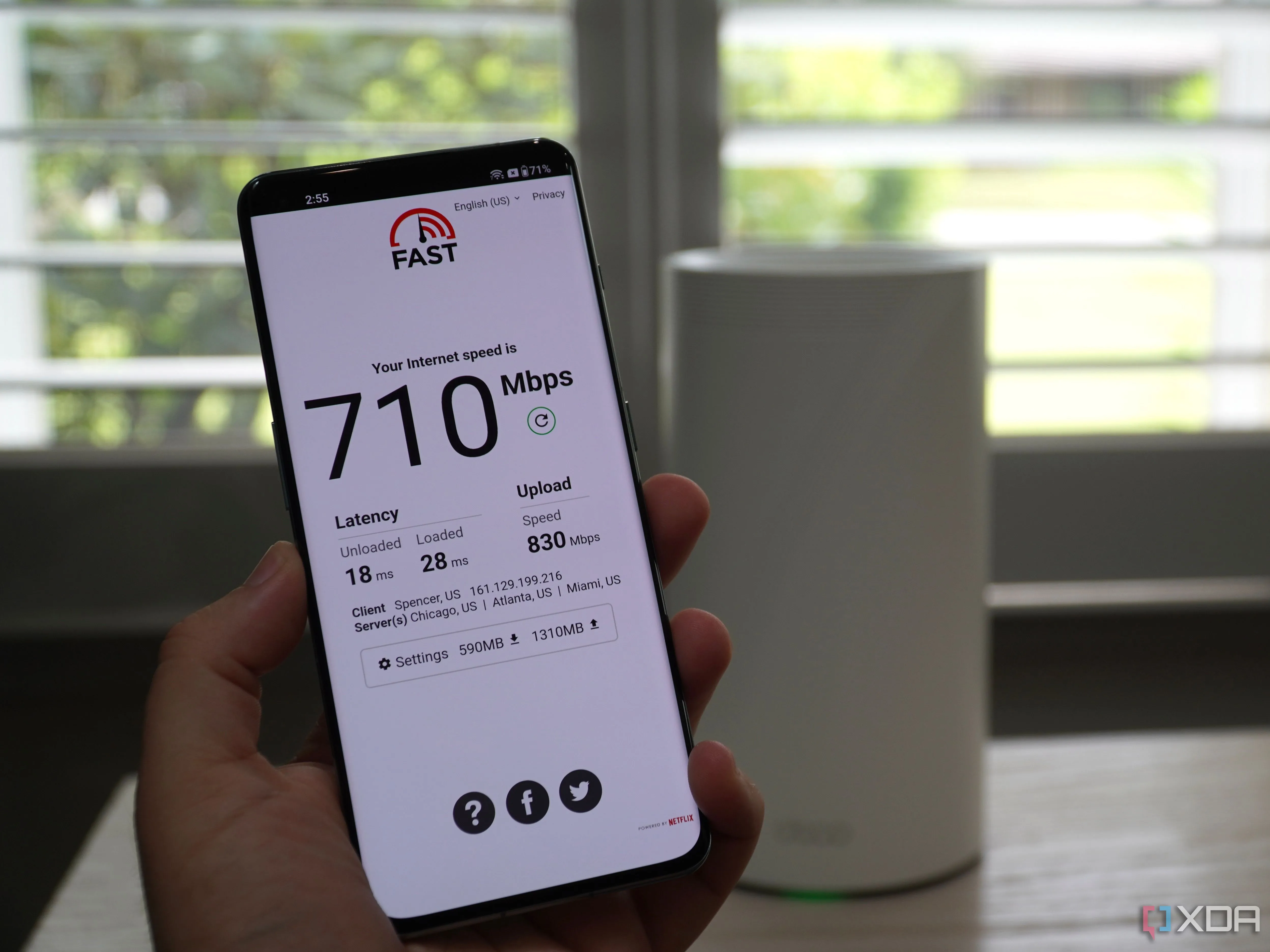 Hệ thống Wi-Fi Mesh TP-Link Deco BE85 hiển thị giao diện Netflix, tượng trưng cho trải nghiệm internet tốc độ cao với chuẩn Wi-Fi 7.