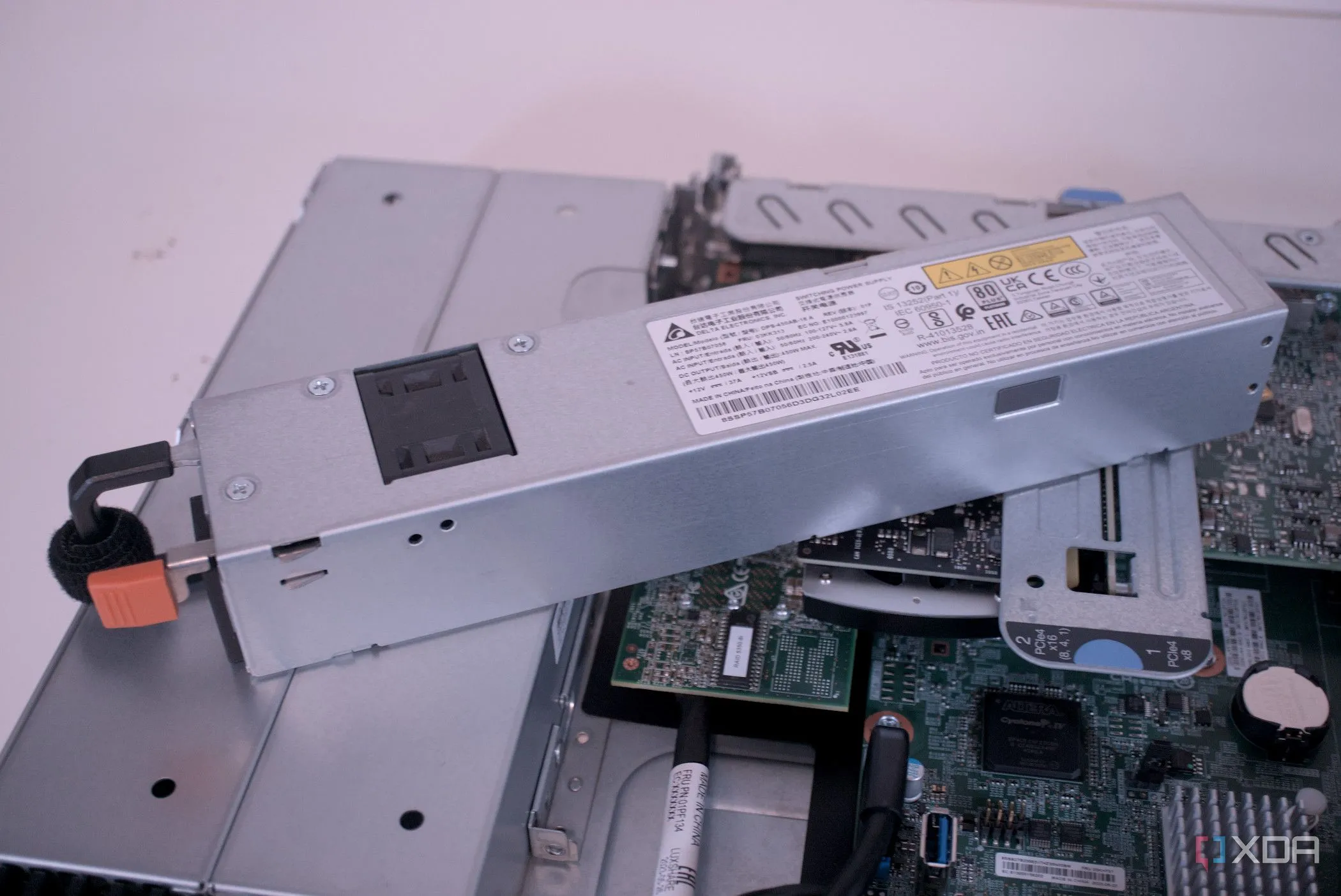 Hình ảnh bên trong máy chủ Lenovo ThinkServer SR250 V2, cho thấy các thành phần nguồn điện và linh kiện bên trong.