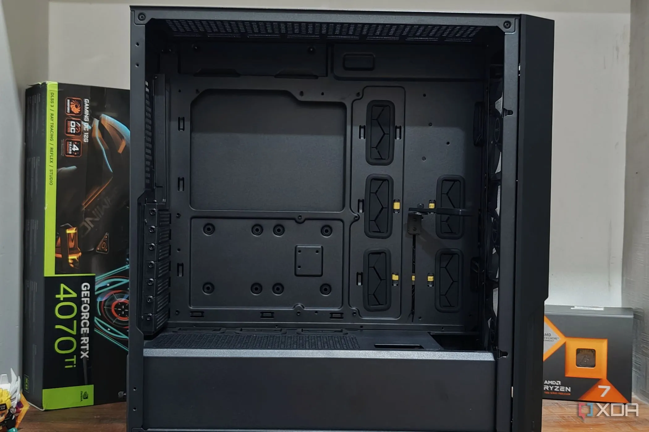 Hình ảnh bên trong một thùng máy tính Antec P20C, cho thấy không gian lắp ráp linh kiện