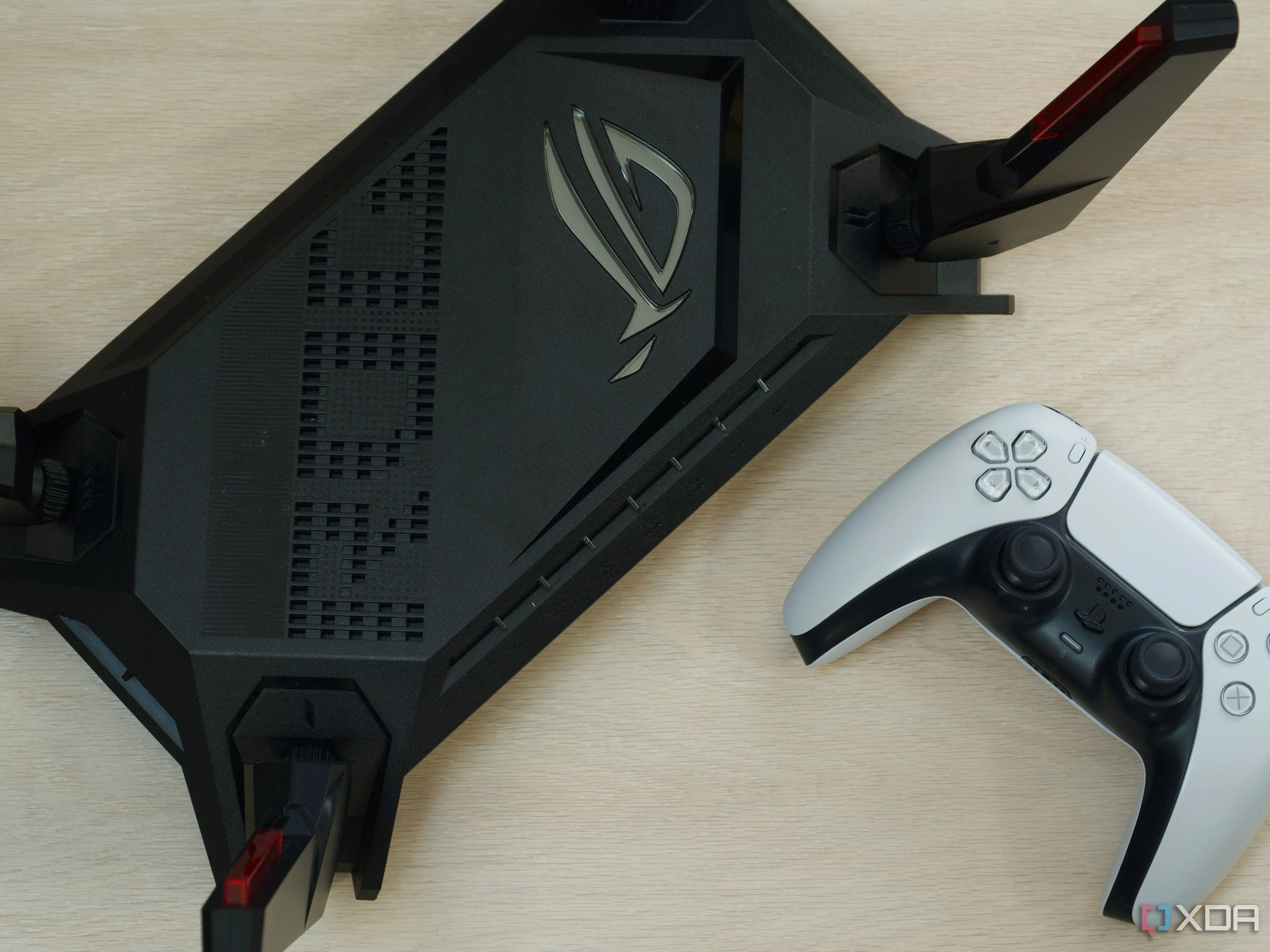 Hình ảnh bộ định tuyến Wi-Fi chơi game ASUS ROG Rapture GT-AX6000, thiết bị quan trọng để duy trì tín hiệu mạng mạnh và ổn định.