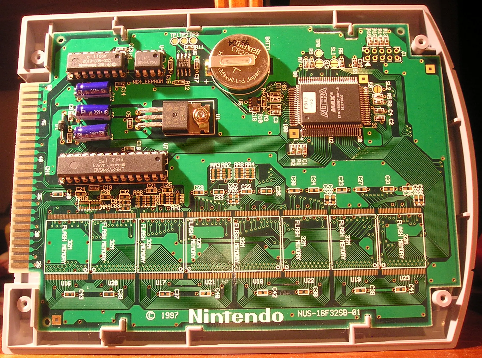 Hình ảnh bo mạch bên trong băng game phát triển Nintendo 64 cho thấy các thành phần chống sao chép