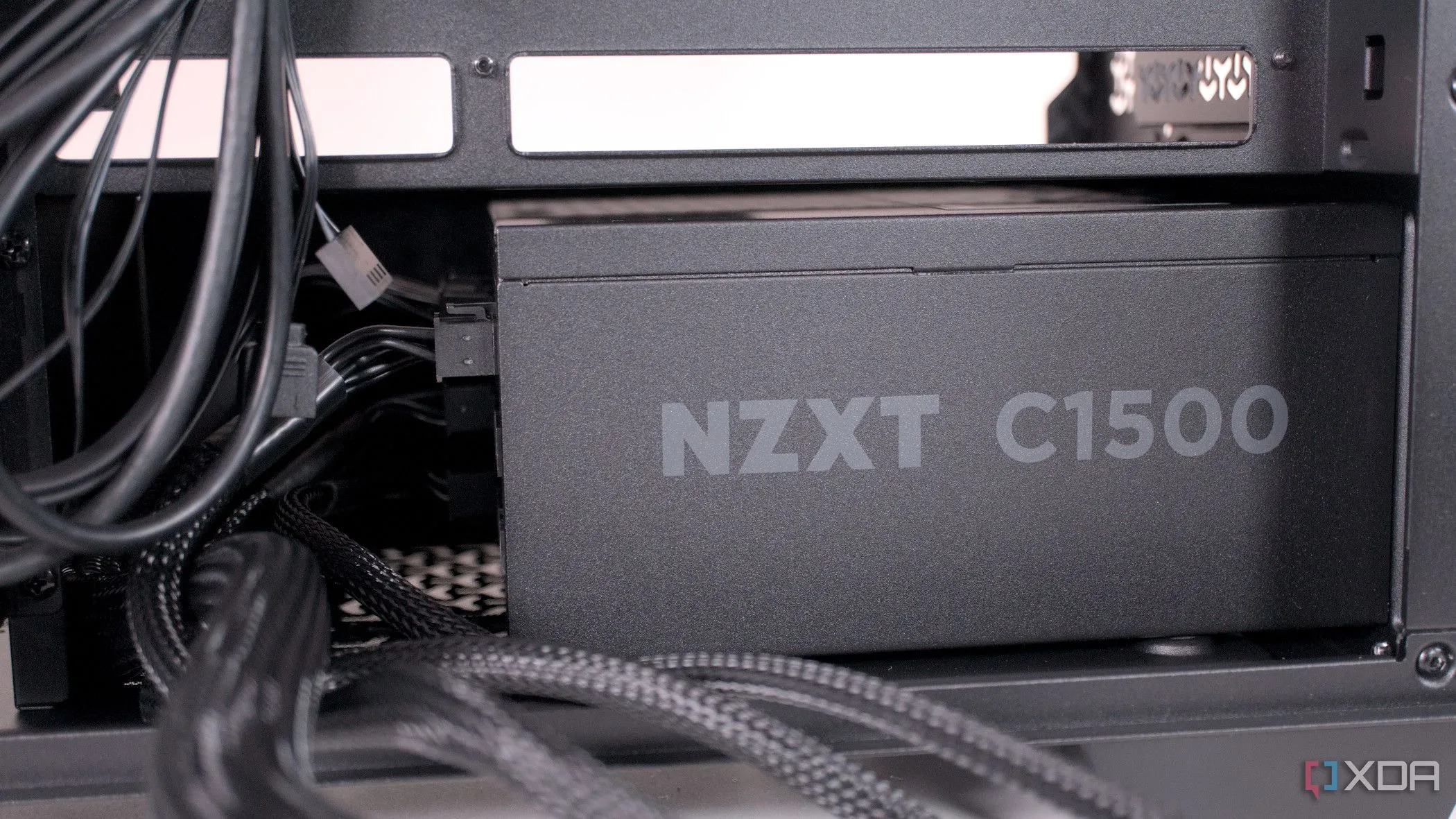 Hình ảnh bộ nguồn (PSU) đang được lắp đặt bên trong vỏ case Corsair 3500X ARGB