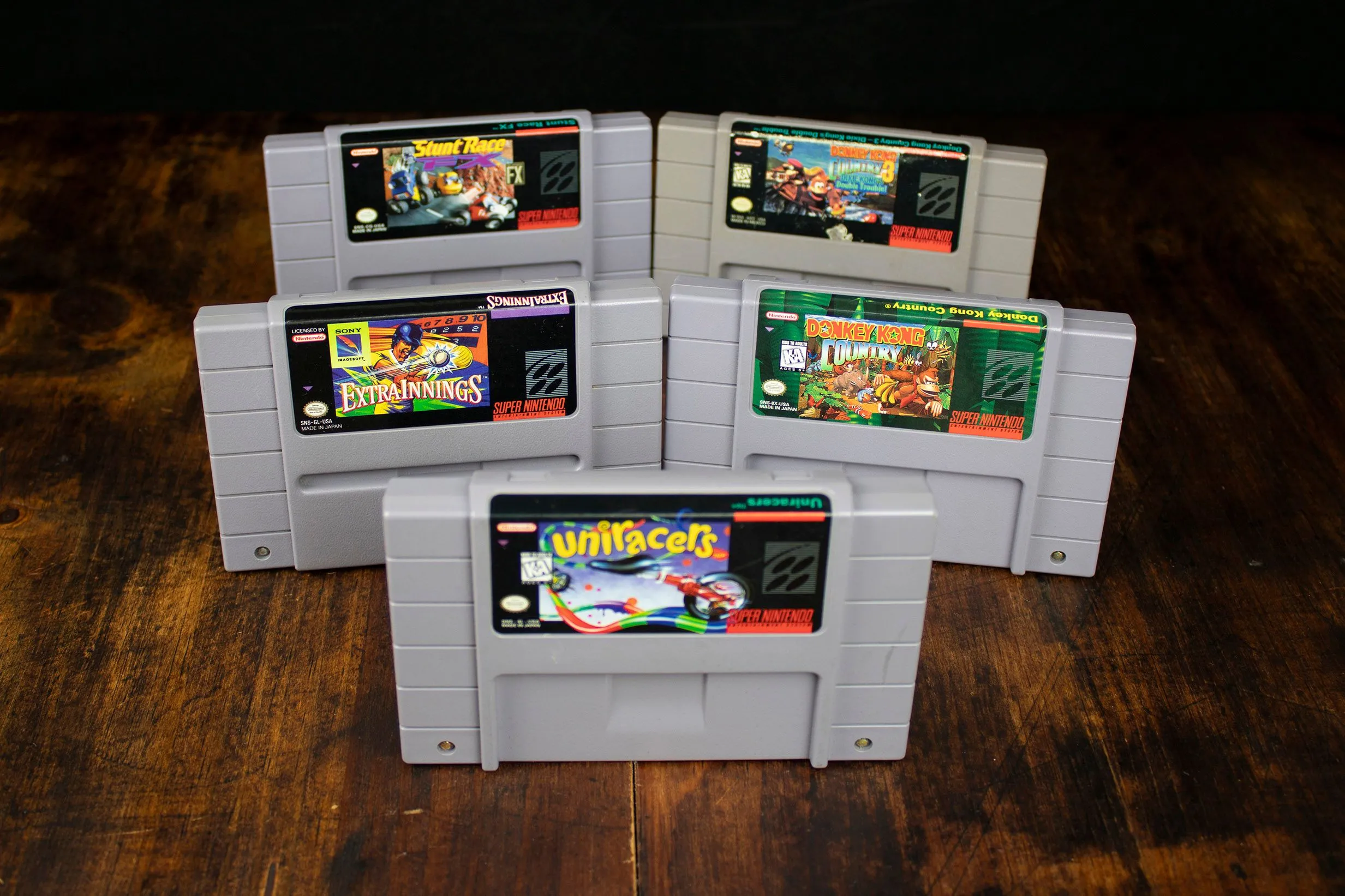 Hình ảnh các băng game SNES cổ điển, minh họa cho kỷ nguyên sở hữu game vật lý
