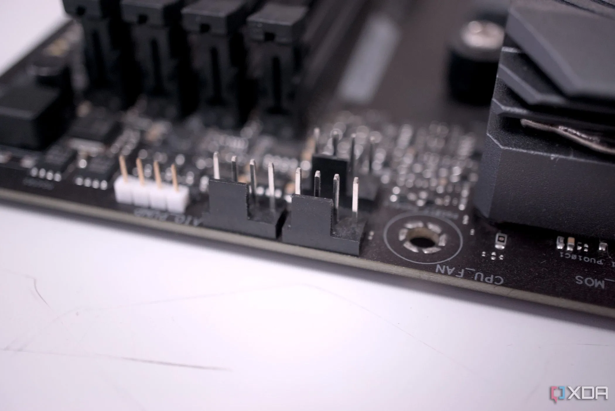 Hình ảnh cận cảnh đầu cắm CPU_FAN trên bo mạch chủ Asus ROG Strix X570-E Gaming