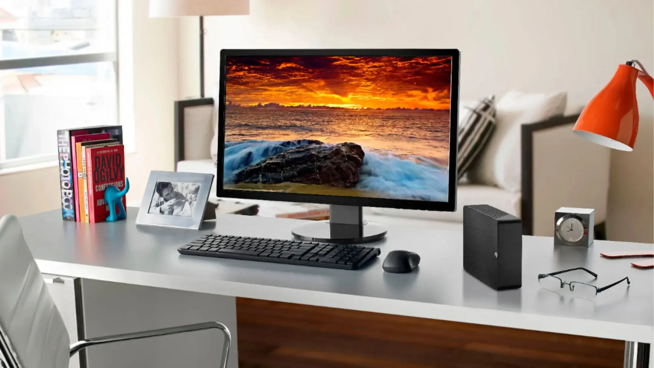 Hình ảnh cận cảnh ổ cứng Seagate Expansion 26TB với cổng kết nối USB 3.0 và cổng nguồn, thể hiện thiết kế đơn giản và tiện lợi.