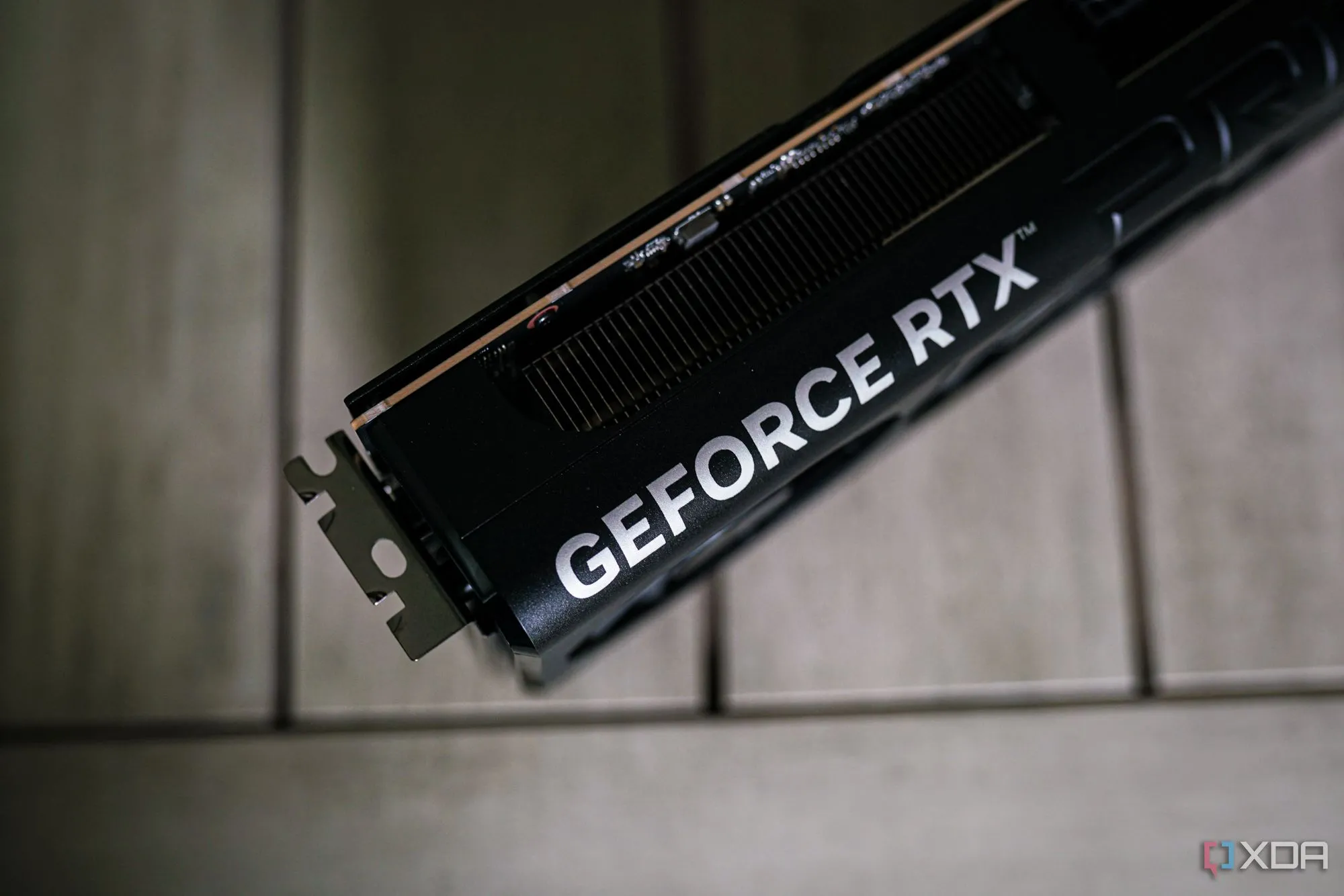 Hình ảnh card đồ họa NVIDIA GeForce RTX 5060, minh họa các mẫu GPU tầm trung với VRAM nhất định