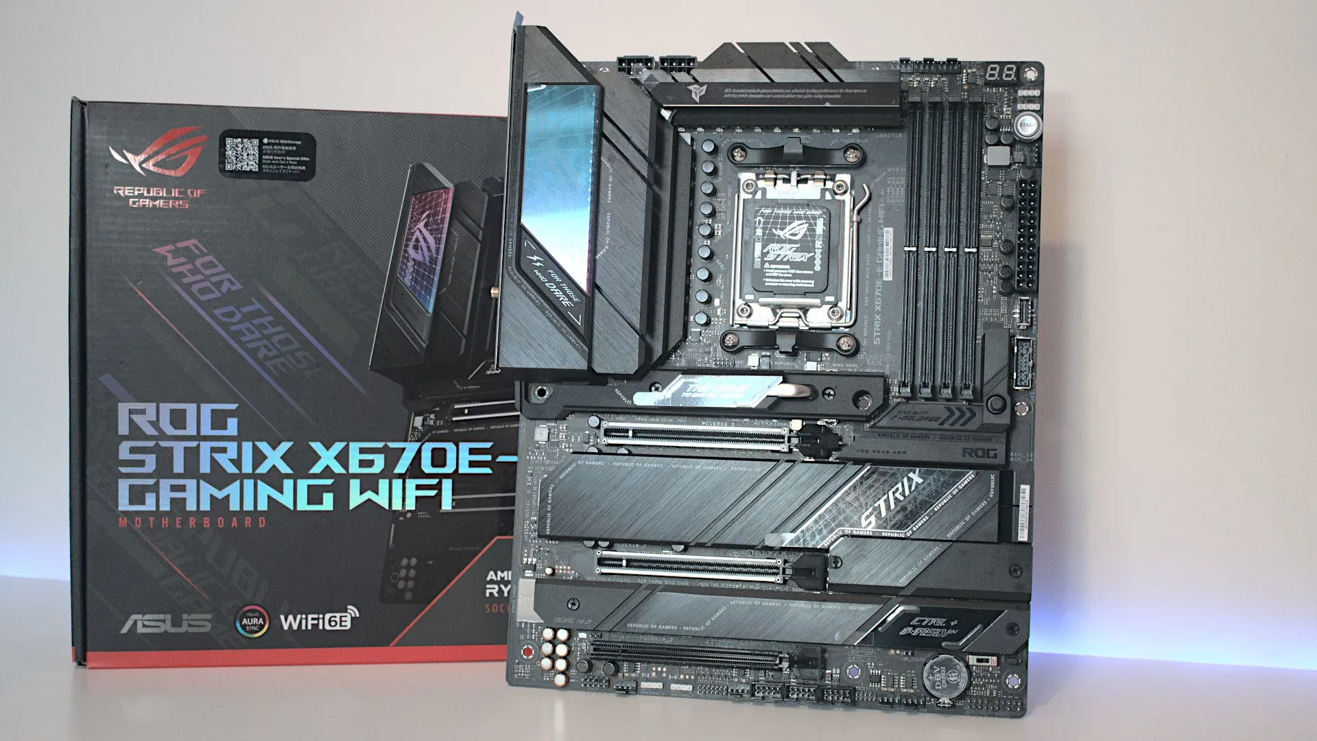 Hình ảnh chi tiết bo mạch chủ Asus ROG Strix X670E-E Gaming WiFi showcasing VRM và khu vực tản nhiệt