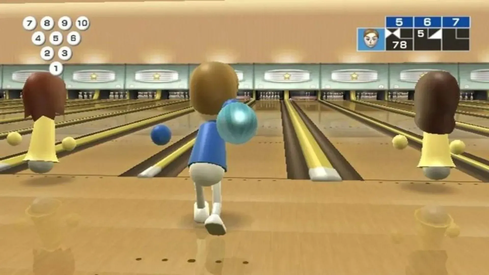 Hình ảnh gameplay bowling trong Wii Sports, với nhân vật Mii đang thực hiện cú ném bóng bằng tay cầm Wii Remote