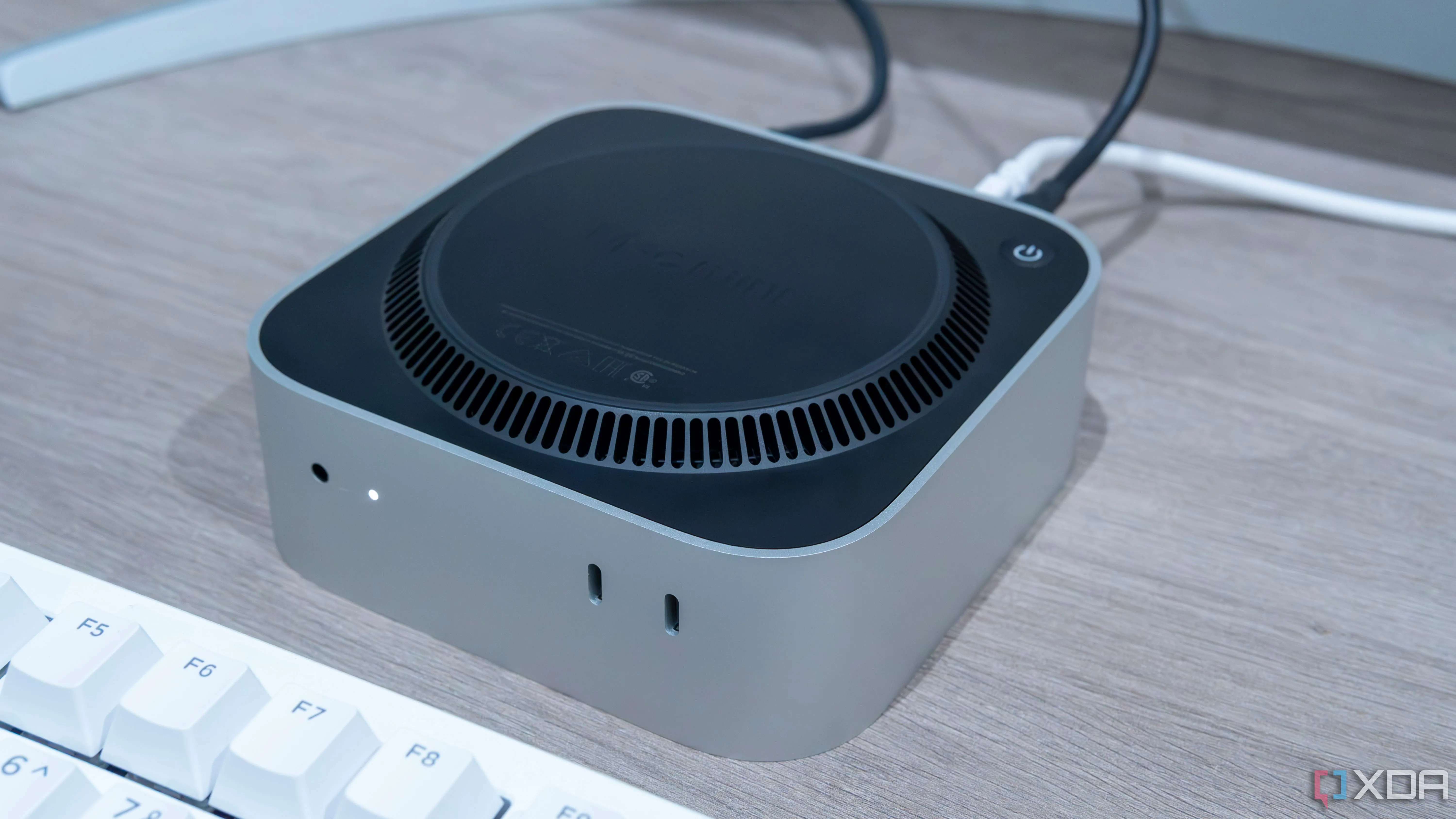 Hình ảnh Mac Mini từ phía dưới, minh họa thiết kế nhỏ gọn và khả năng tản nhiệt hiệu quả