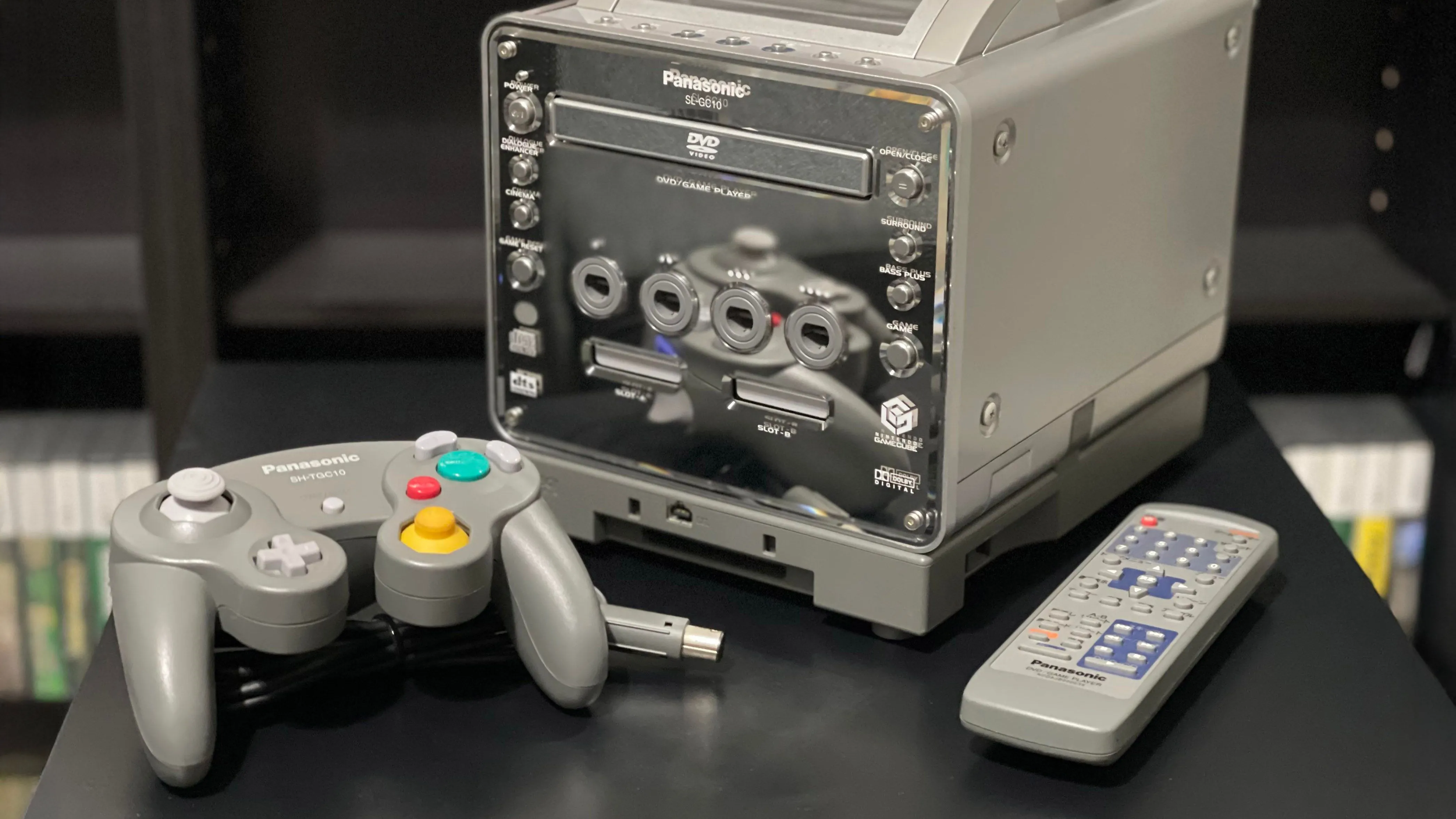 Hình ảnh máy chơi game Panasonic Q Nintendo GameCube màu bạc với bộ điều khiển, thể hiện sự độc đáo và đa dạng của console GameCube.