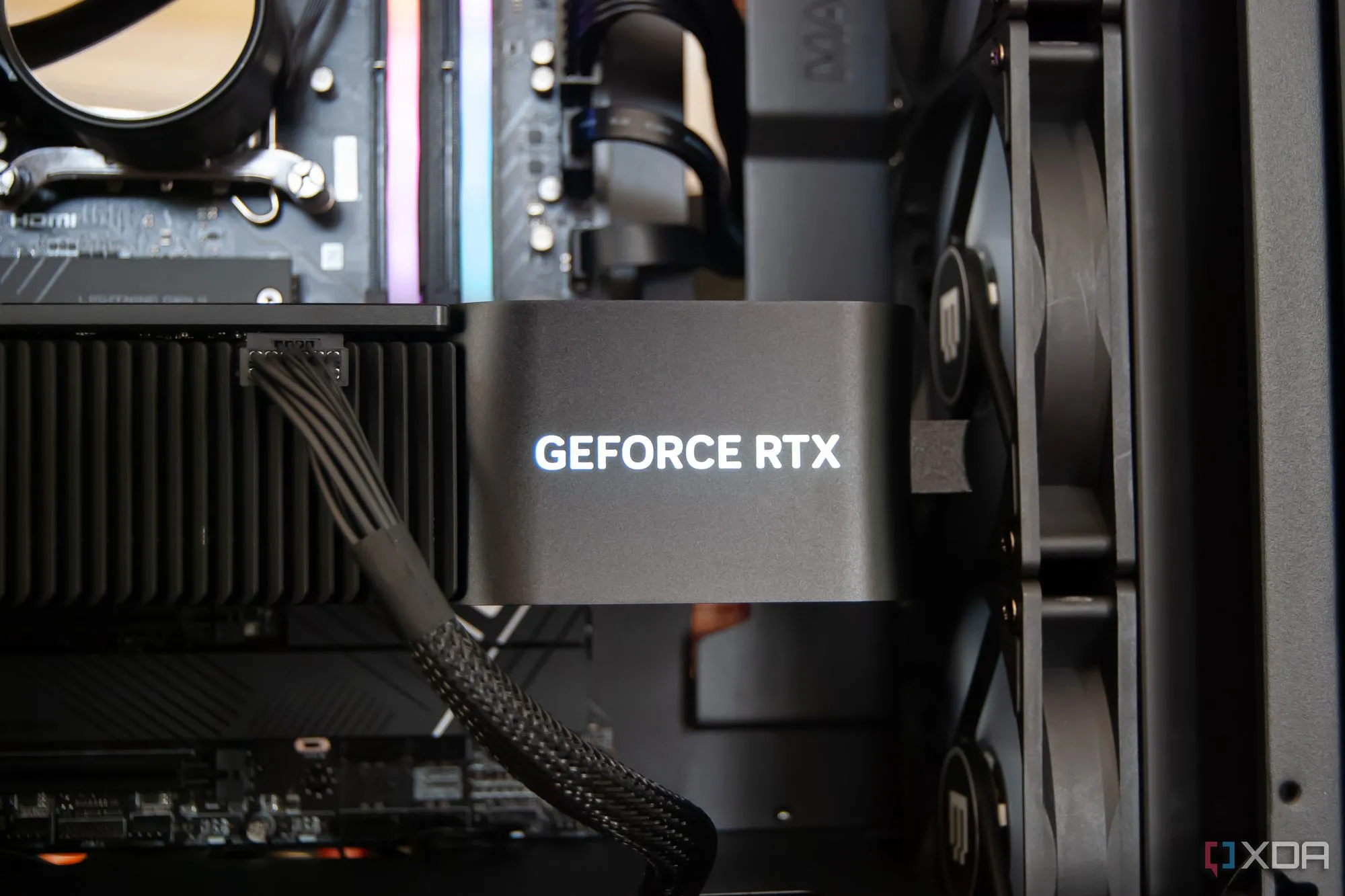 Hình ảnh máy tính chơi game Maingear MG-1 tích hợp card đồ họa RTX 4080 Super