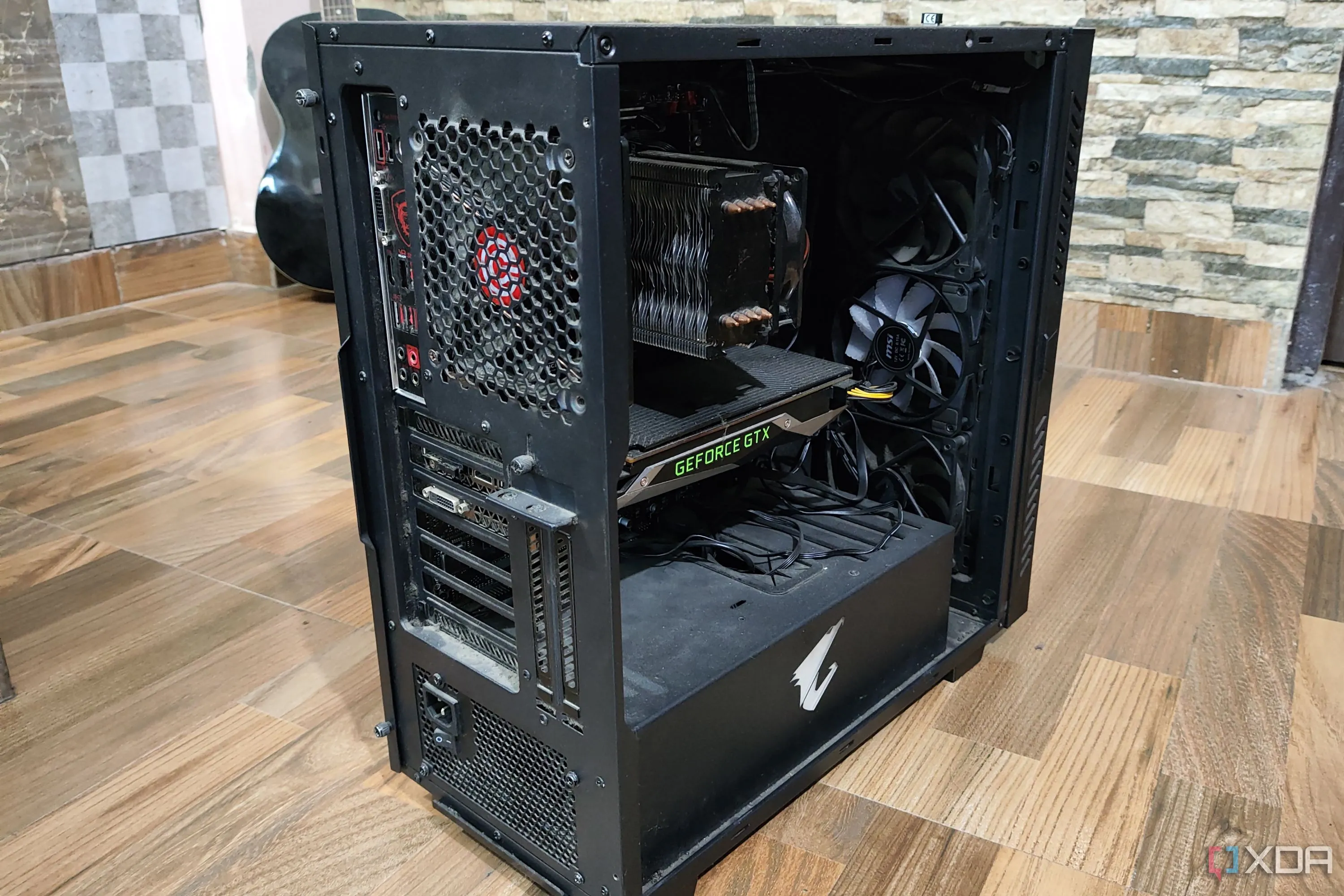 Hình ảnh minh họa bo mạch chủ kết nối các linh kiện trong thùng máy tính Gigabyte Aorus