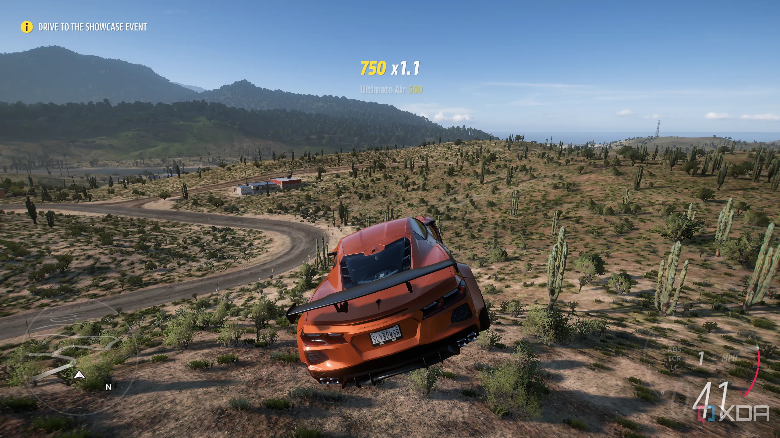 Hình ảnh minh họa game Forza Horizon 5 với xe hơi màu cam bay qua sa mạc, thể hiện đồ họa sống động