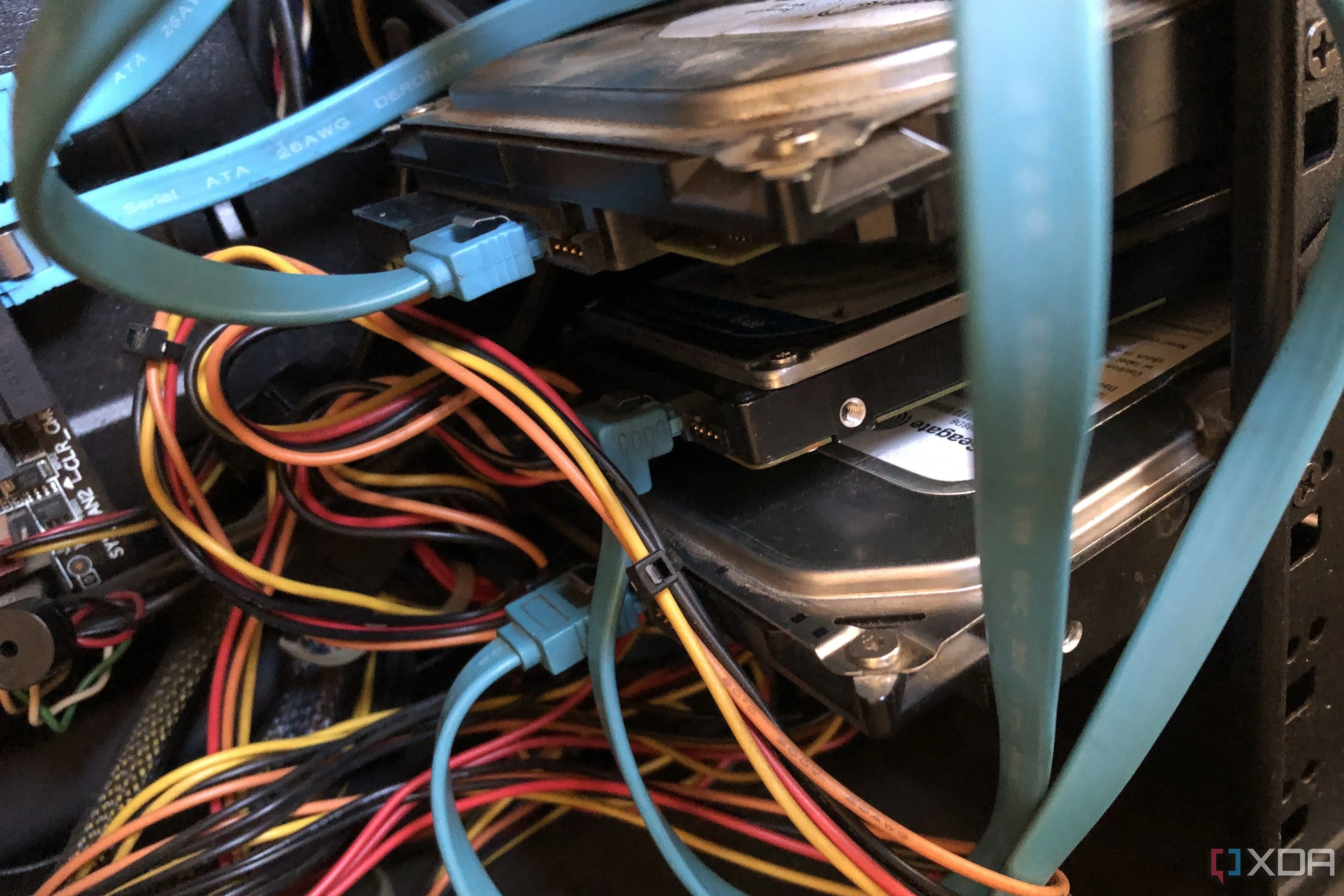 Hình ảnh minh họa quá trình lắp đặt và cố định ổ cứng HDD vào khoang chứa trong thùng máy tính bàn