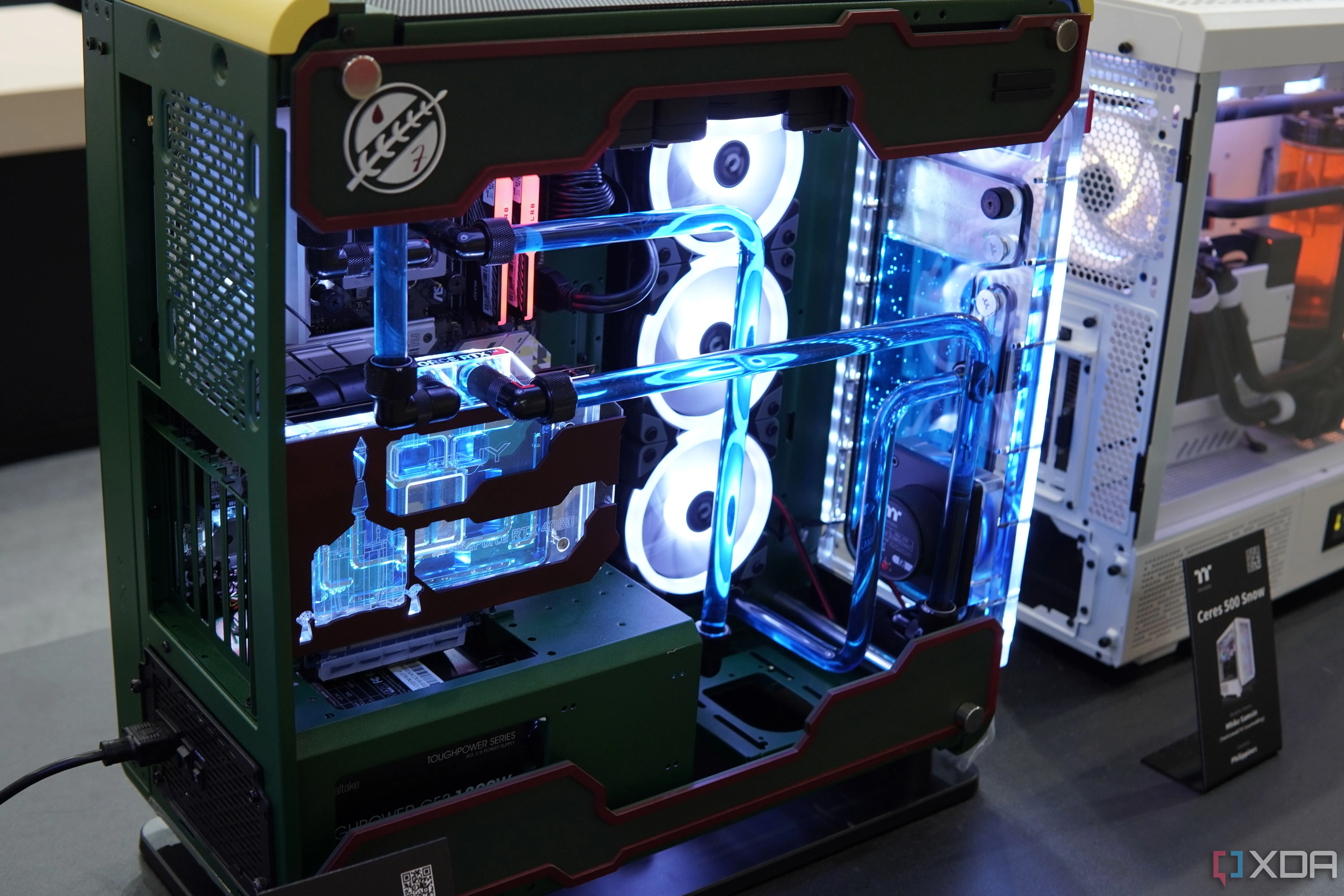 Hình ảnh một bộ máy tính PC custom với tản nhiệt nước làm mát CPU sáng tạo, thể hiện tính thẩm mỹ và hiệu năng cao.