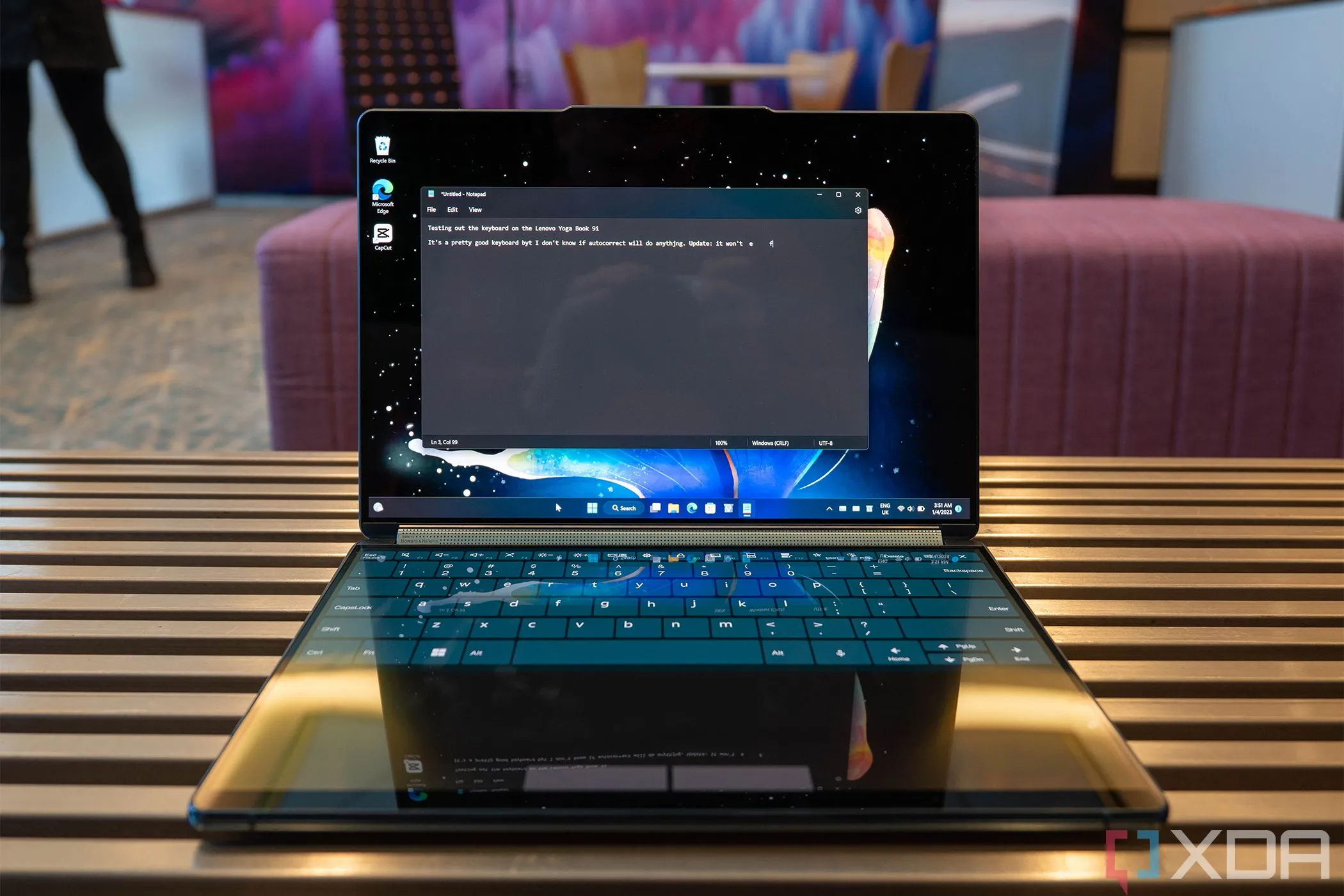 Hình ảnh một chiếc laptop Lenovo Yoga Book 9i hiển thị trình soạn thảo văn bản, minh họa nhu cầu nâng cao năng suất làm việc