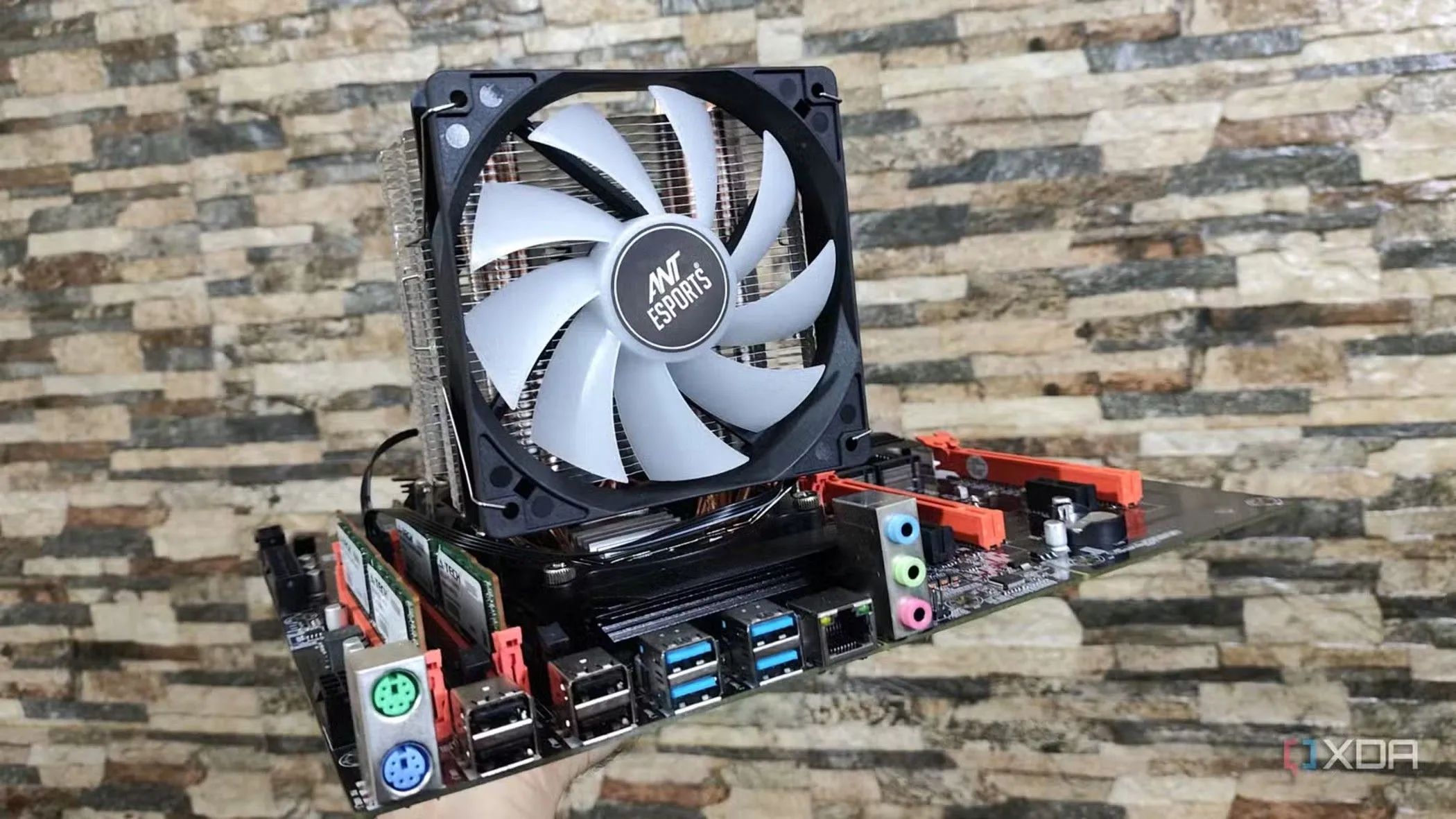 Hình ảnh một máy chủ PC mạnh mẽ, thường sử dụng cấu hình hai CPU cho các tác vụ doanh nghiệp nặng