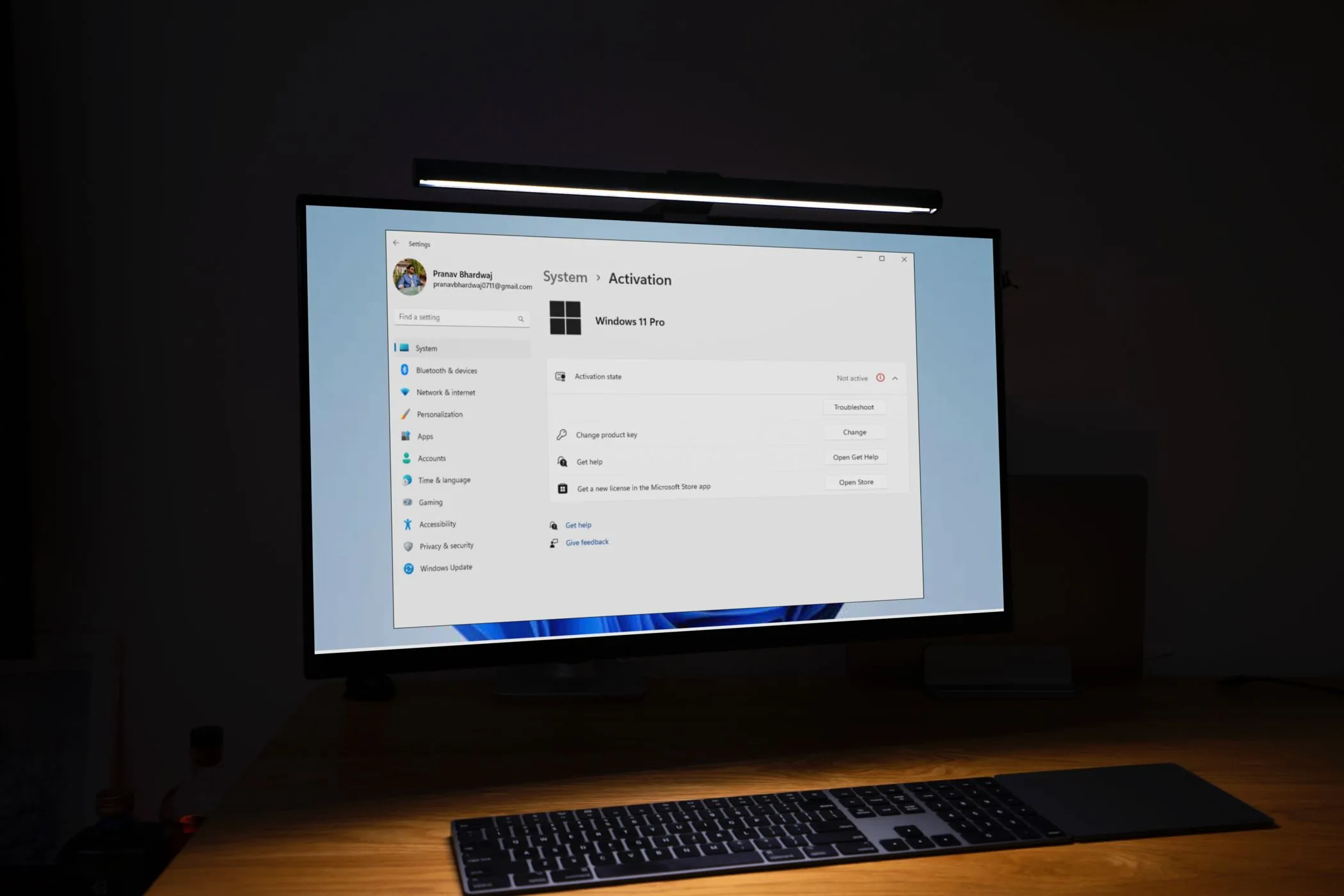Hình ảnh một máy tính PC chạy Windows 11 Pro, biểu tượng cho việc cập nhật hệ điều hành mới