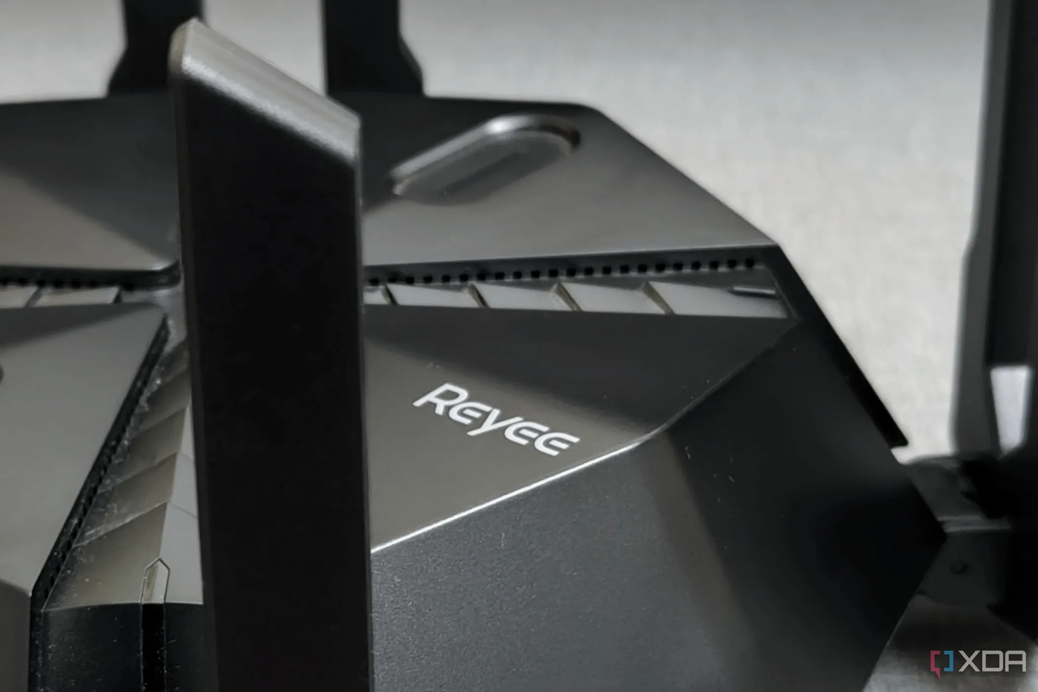 Hình ảnh một router chơi game Reyee E6 AX6000