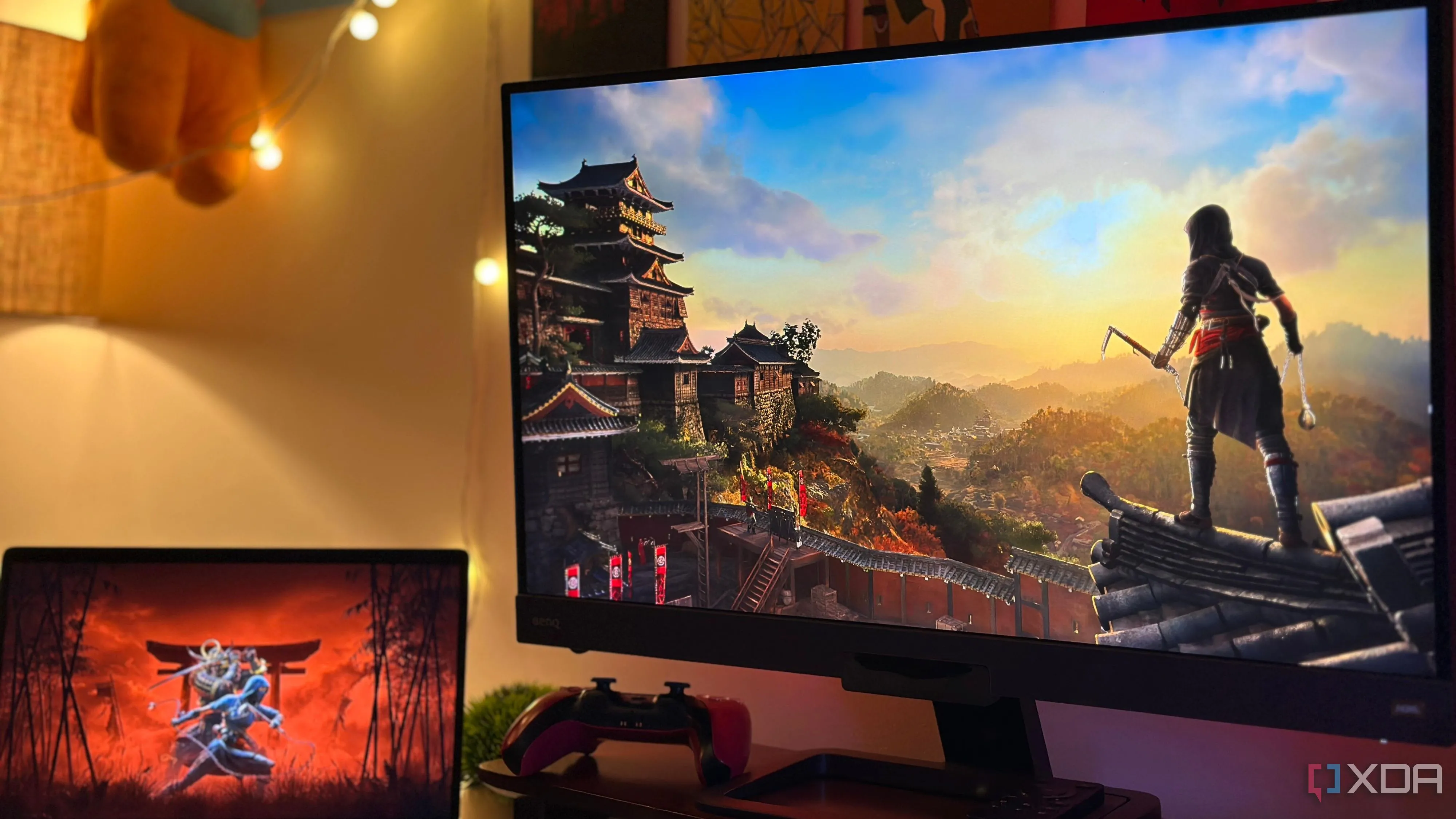 Hình ảnh quảng bá game Assassin's Creed Shadows trên màn hình máy tính và thiết bị di động, nhấn mạnh đồ họa và bối cảnh Nhật Bản