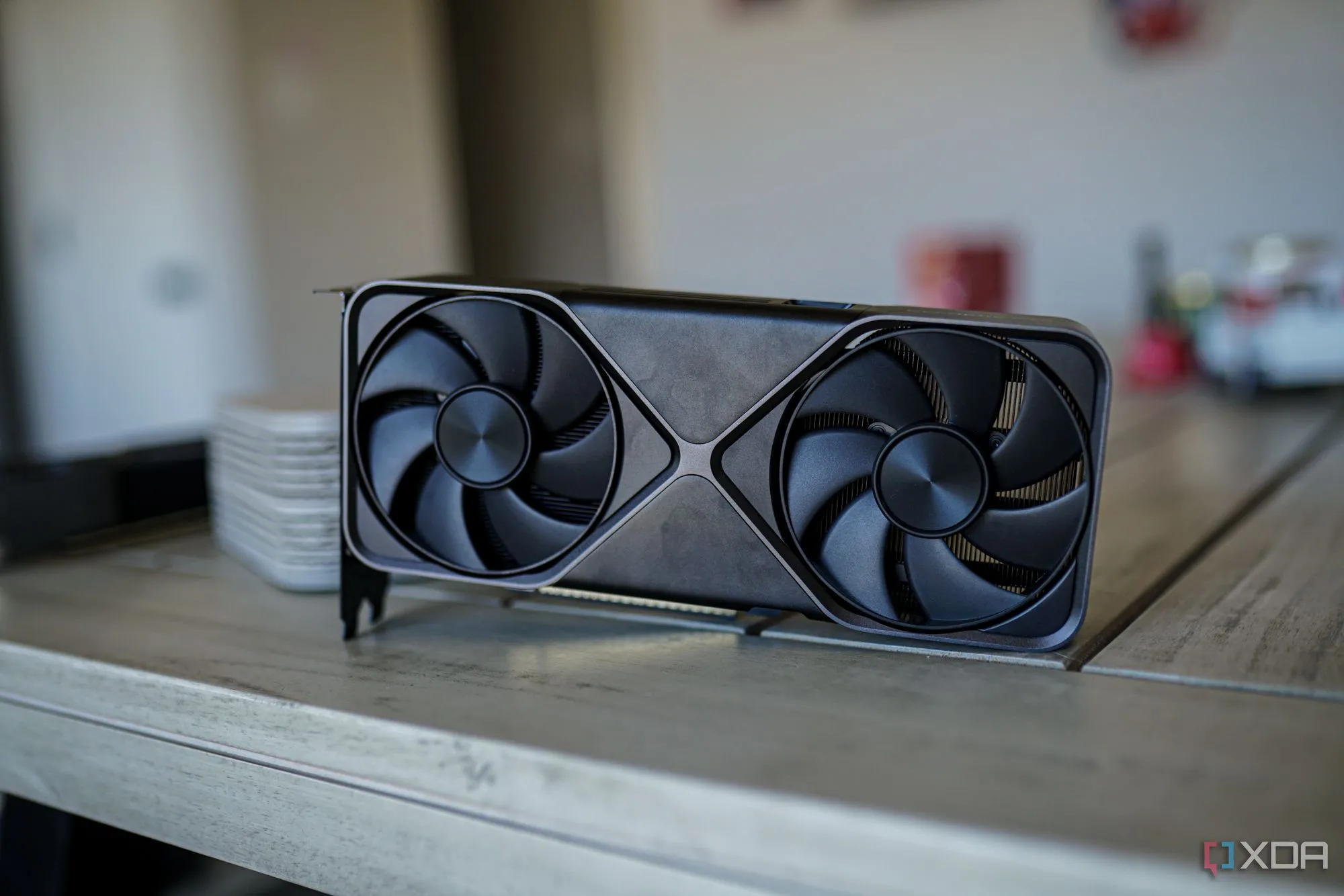 Hình ảnh quạt tản nhiệt trên card đồ họa Nvidia GeForce RTX 5070, minh họa phần cứng hỗ trợ Project G-Assist