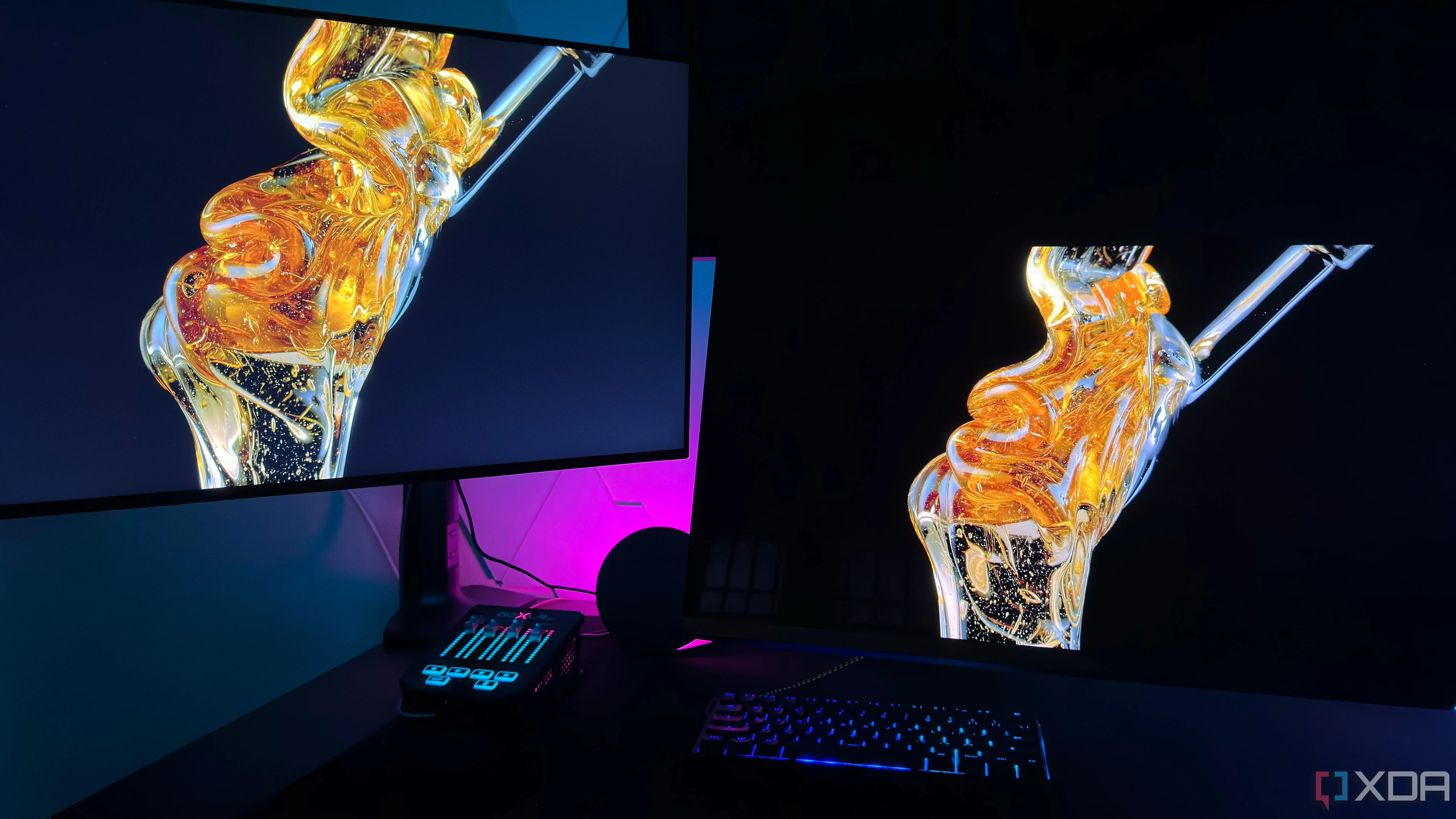 Hình ảnh so sánh độ sáng giữa màn hình OLED và màn hình LCD đặt cạnh nhau, làm nổi bật sự khác biệt về cường độ sáng tổng thể