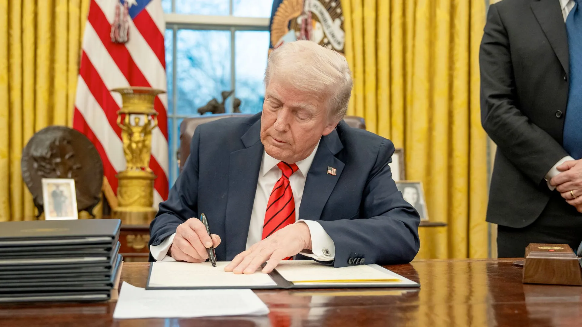 Hình ảnh Tổng thống Trump ký sắc lệnh, liên quan đến các chính sách thuế quan gây tăng giá linh kiện máy tính