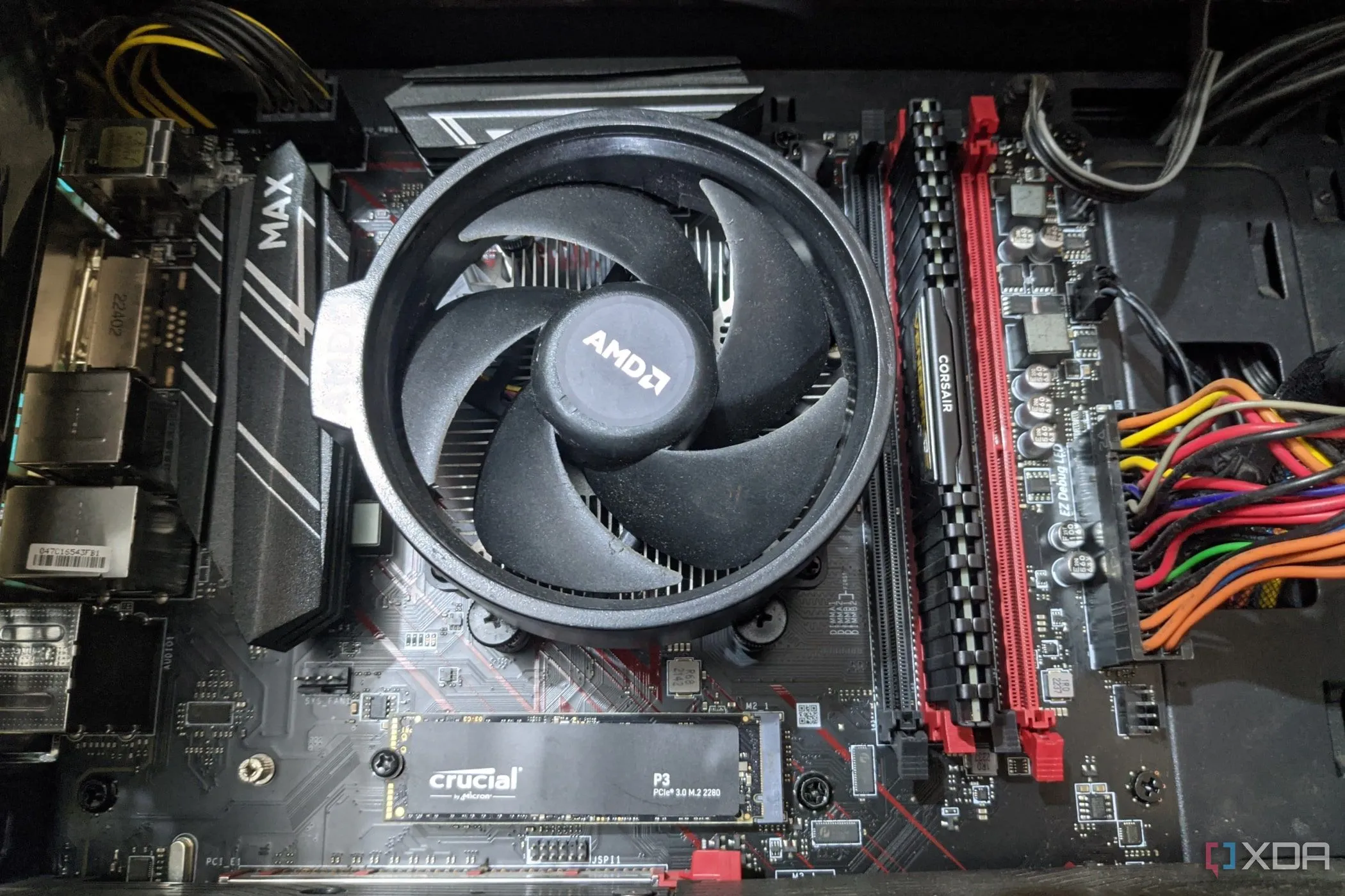 Hình ảnh vít tản nhiệt CPU, nhấn mạnh lợi ích của việc chọn CPU có TDP thấp hơn giúp giảm yêu cầu tản nhiệt.