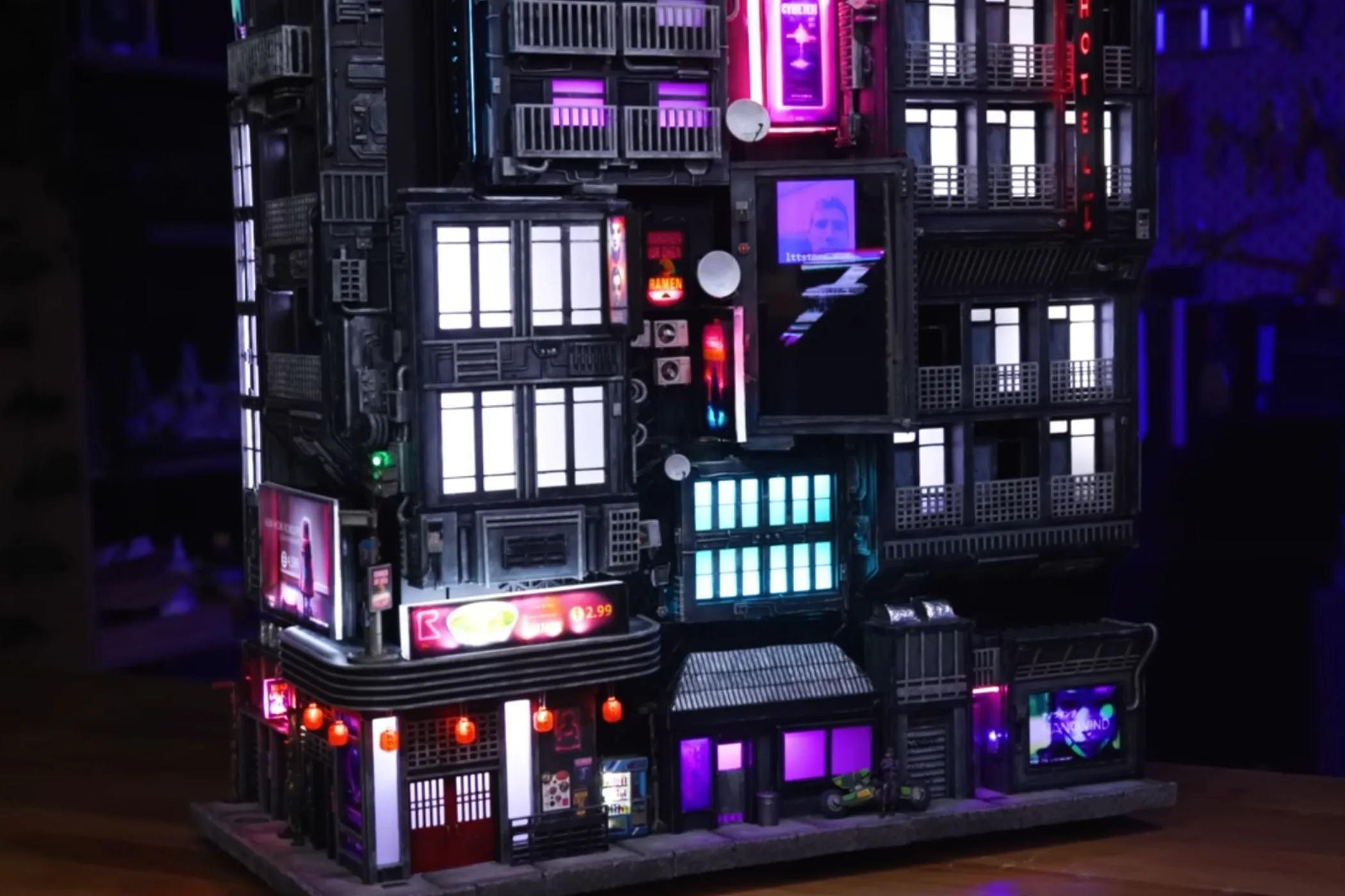 Hình ảnh vỏ case PC được trang trí theo chủ đề neon với các thành phần điện tử