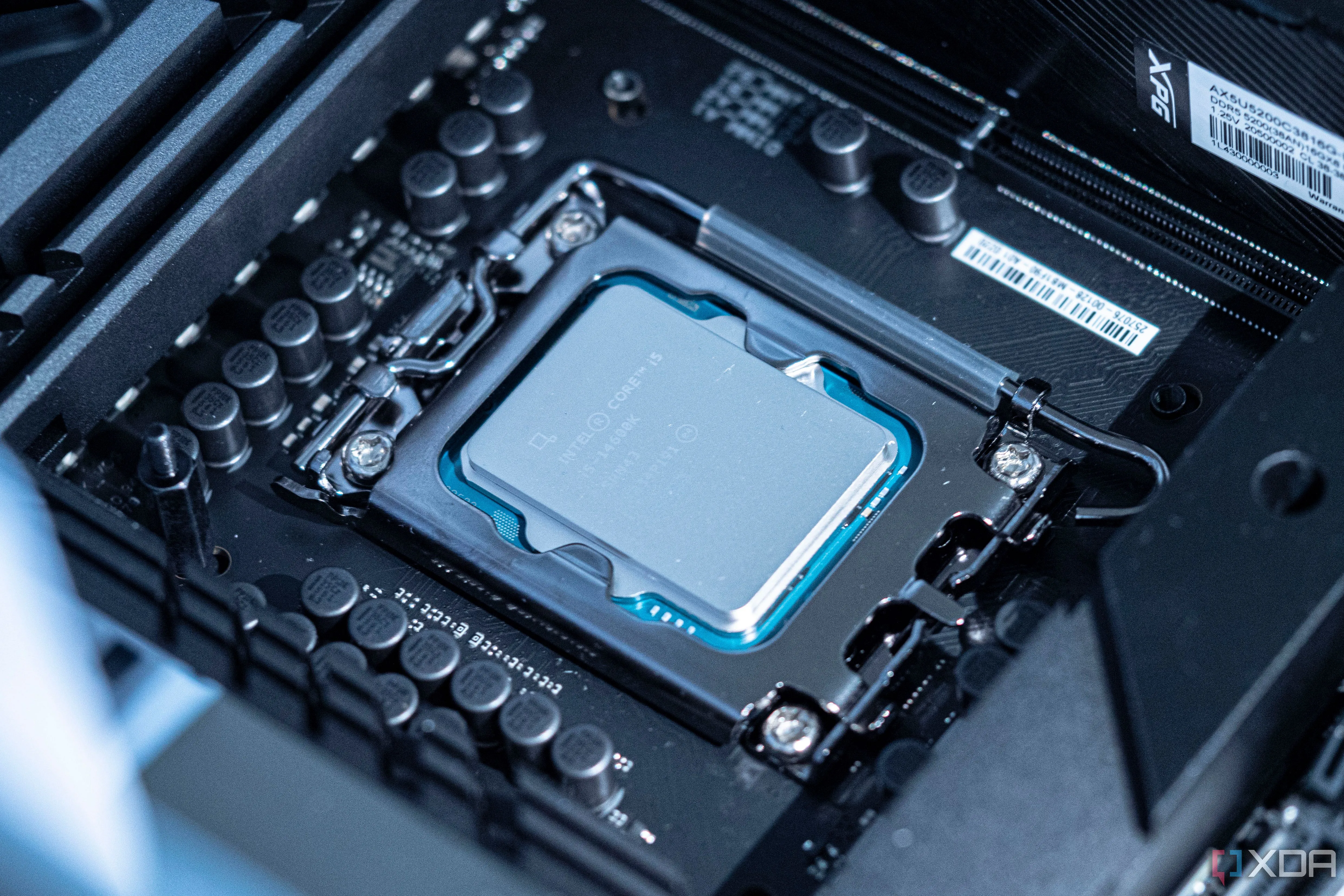Intel i5-14600K lắp trên socket bo mạch chủ