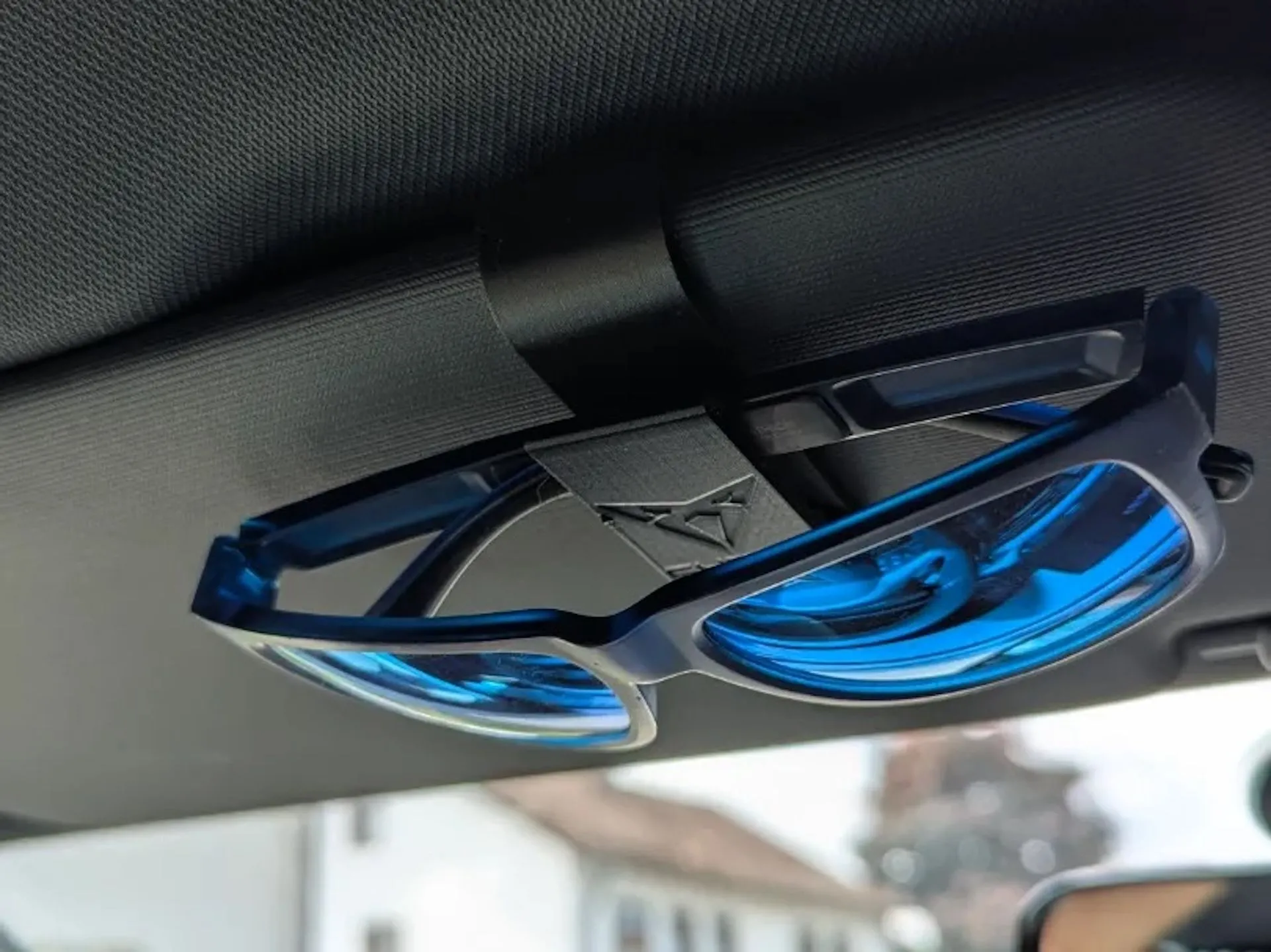 Kẹp kính râm đơn giản in 3D gắn tấm che nắng ô tô