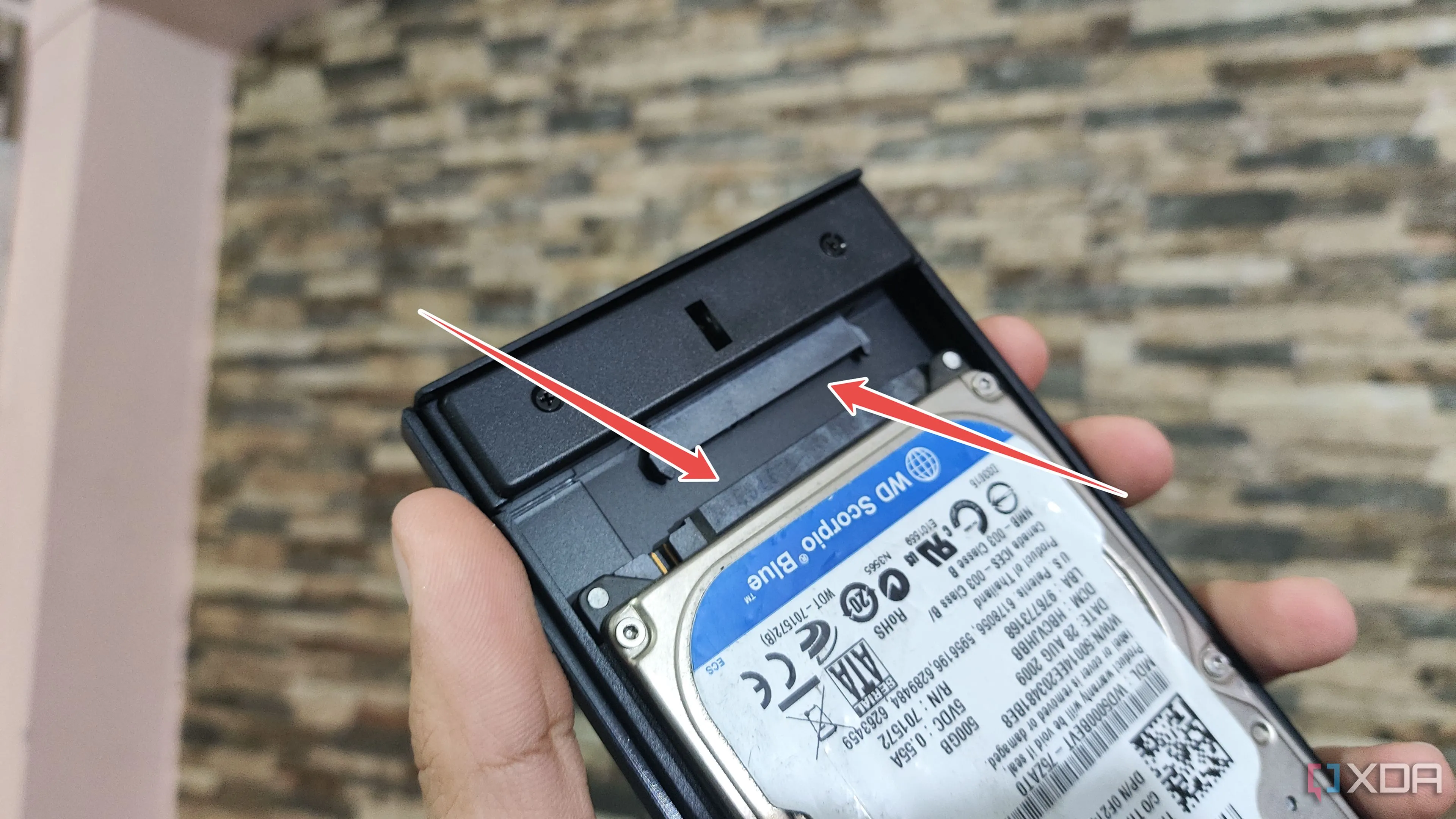 Kết nối cổng nguồn và cổng SATA của adapter vào ổ cứng HDD, bước đầu tiên để biến HDD thành ổ cứng di động.