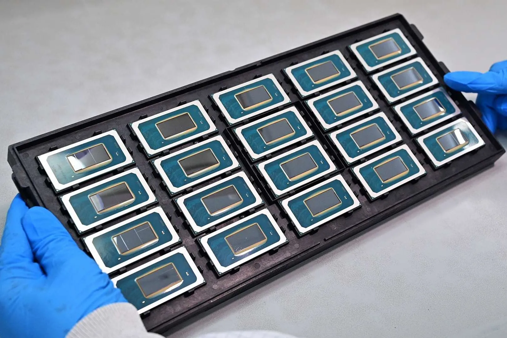 Khay đựng chip Intel Meteor Lake Core Ultra đang được lắp ráp, minh họa công nghệ chiplet và Foveros của Intel.