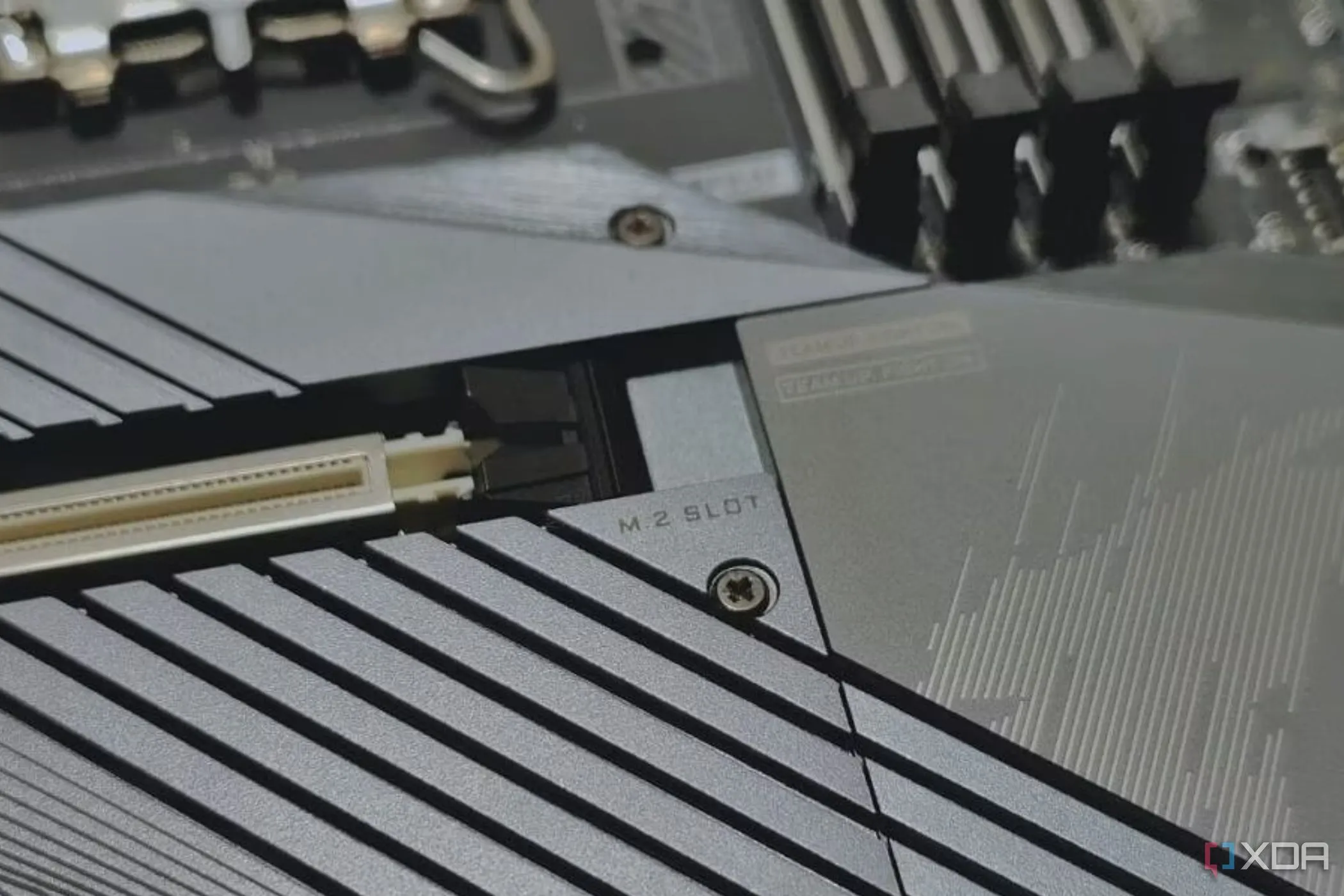 Khe cắm M.2 trên bo mạch chủ, minh họa vị trí lắp đặt SSD NVMe