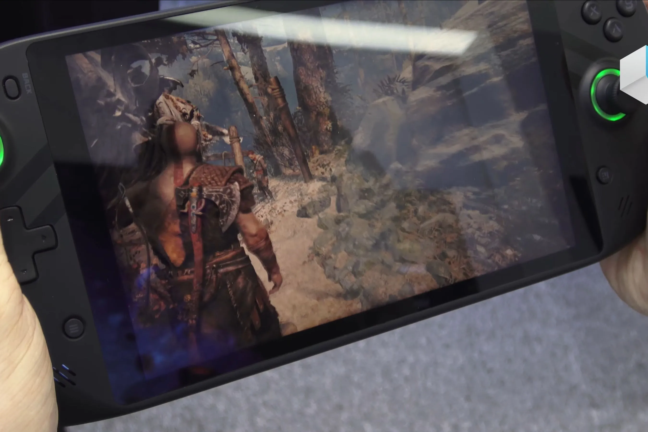 Kratos và Atreus trong God of War trên một thiết bị chơi game cầm tay, minh họa hiệu suất SteamOS