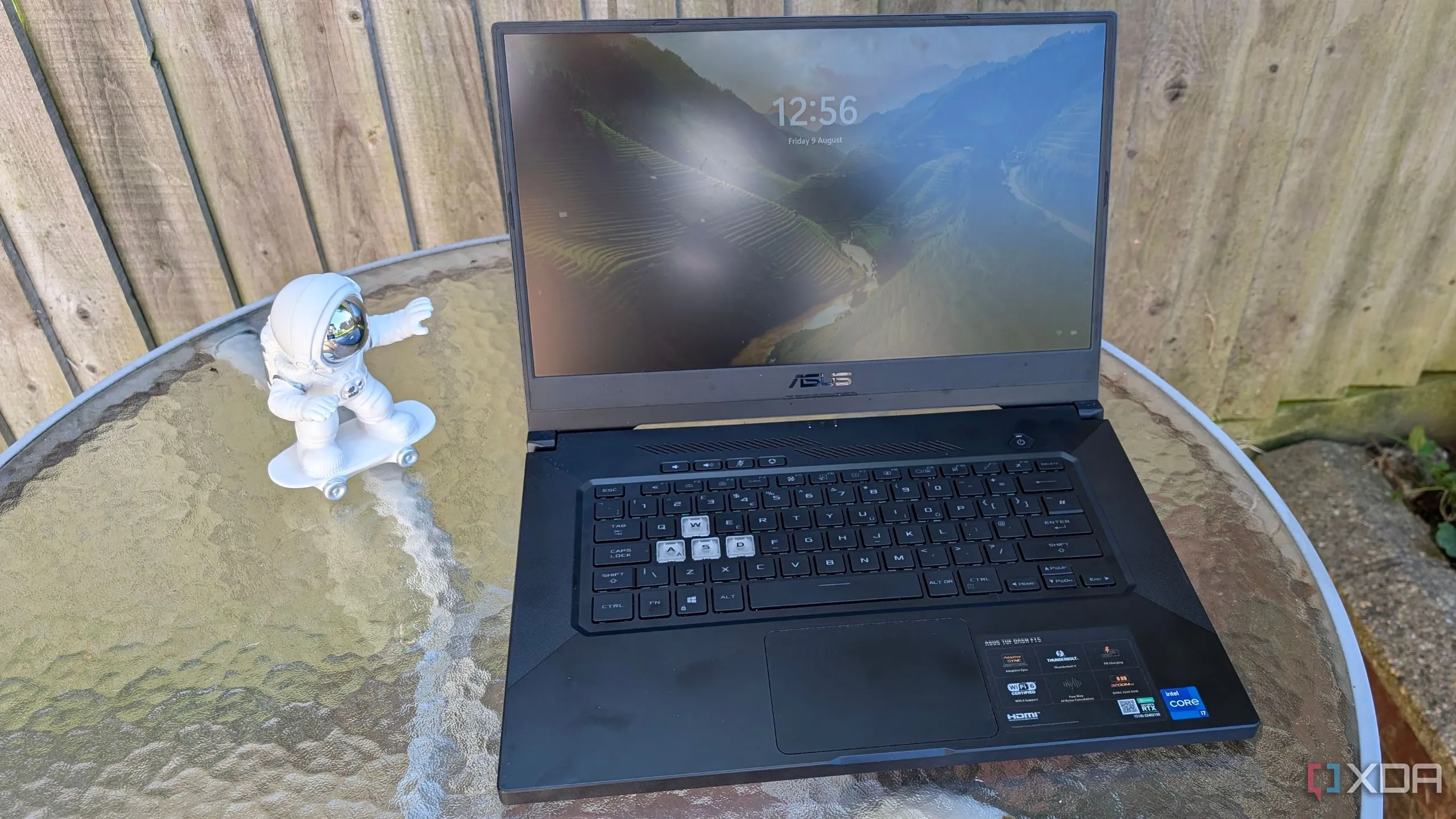 Laptop ASUS hiển thị màn hình khóa của Windows 11 sau khi cài đặt
