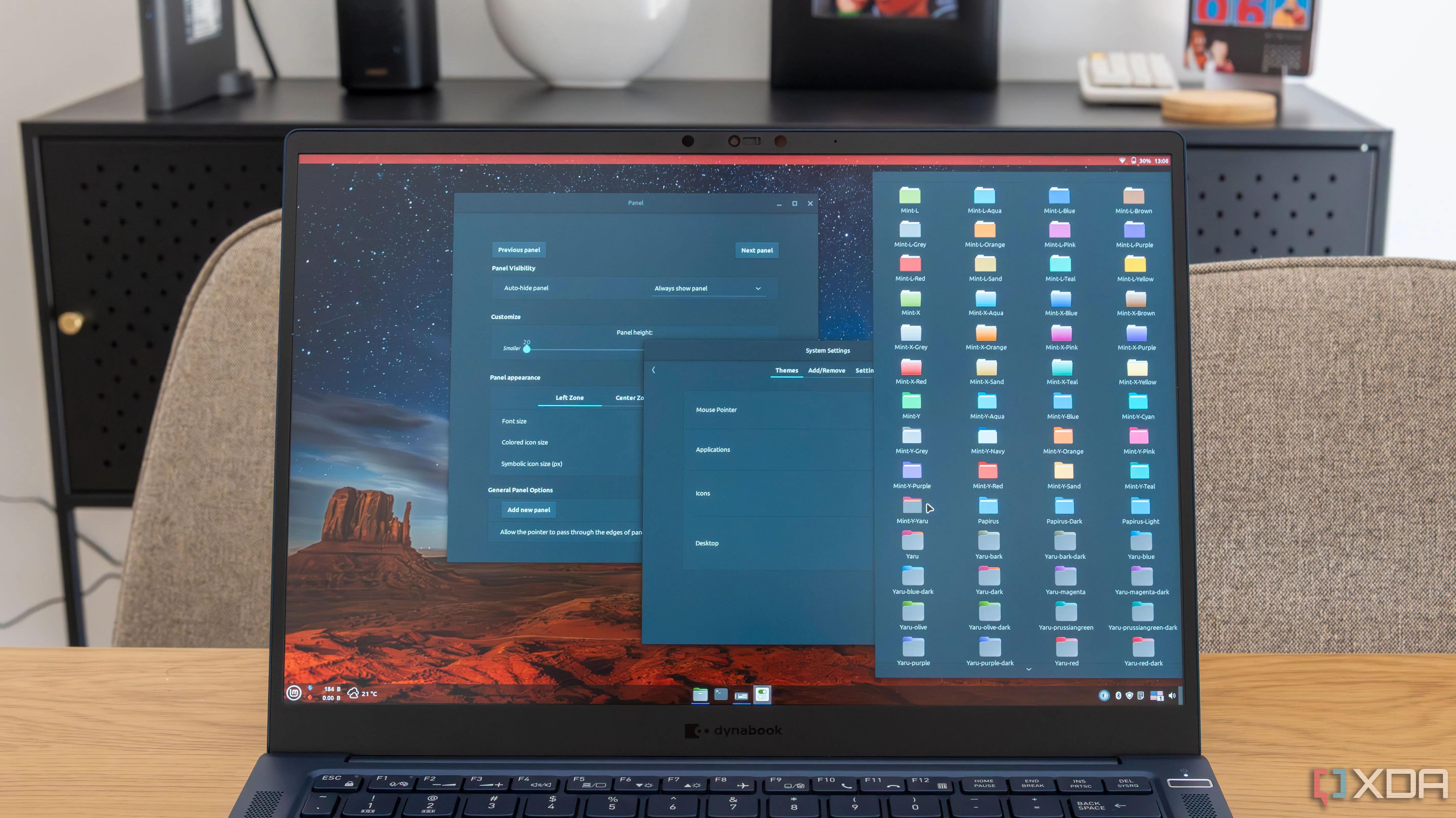 Laptop chạy Linux Mint với các tùy chọn tùy biến giao diện được hiển thị