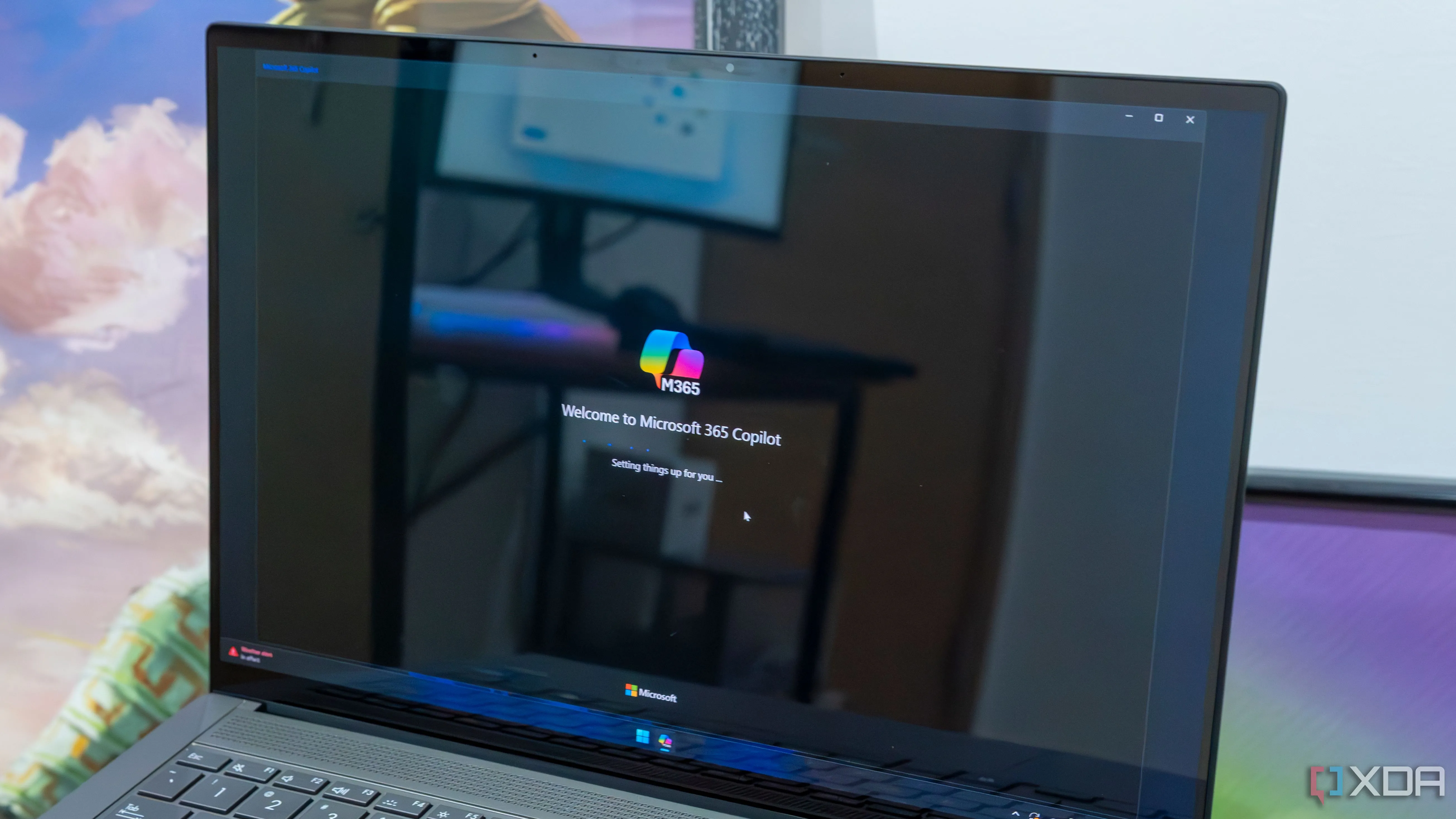 Laptop chạy Windows 11 với giao diện Microsoft 365 Copilot