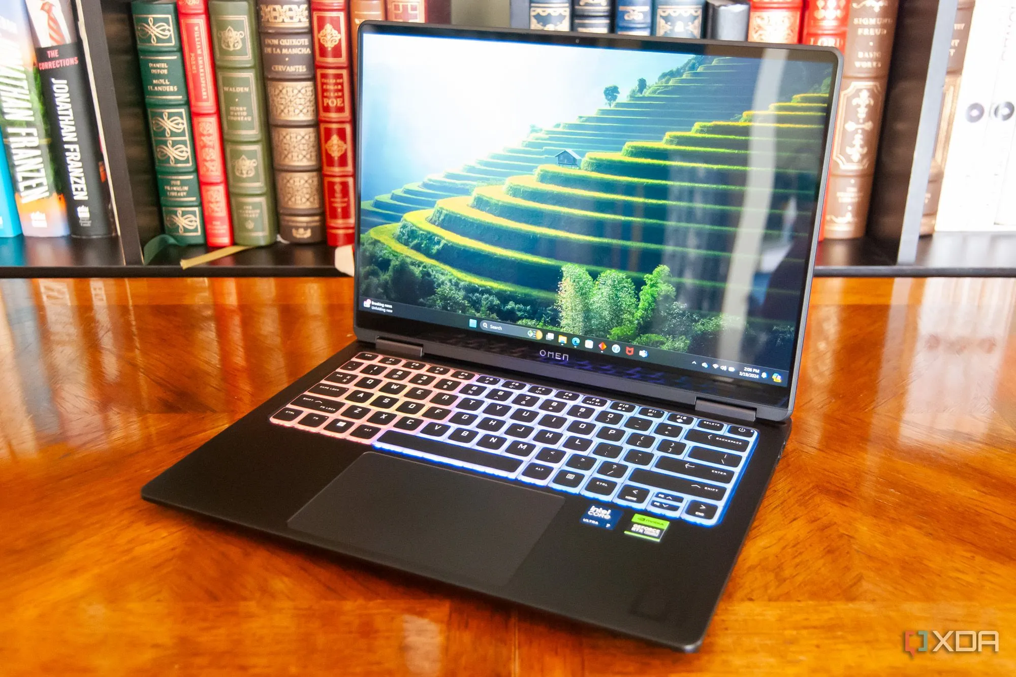 Laptop gaming HP Omen Transcend 14 (2024) nhìn từ góc, biểu trưng cho sự phức tạp của PC gaming.