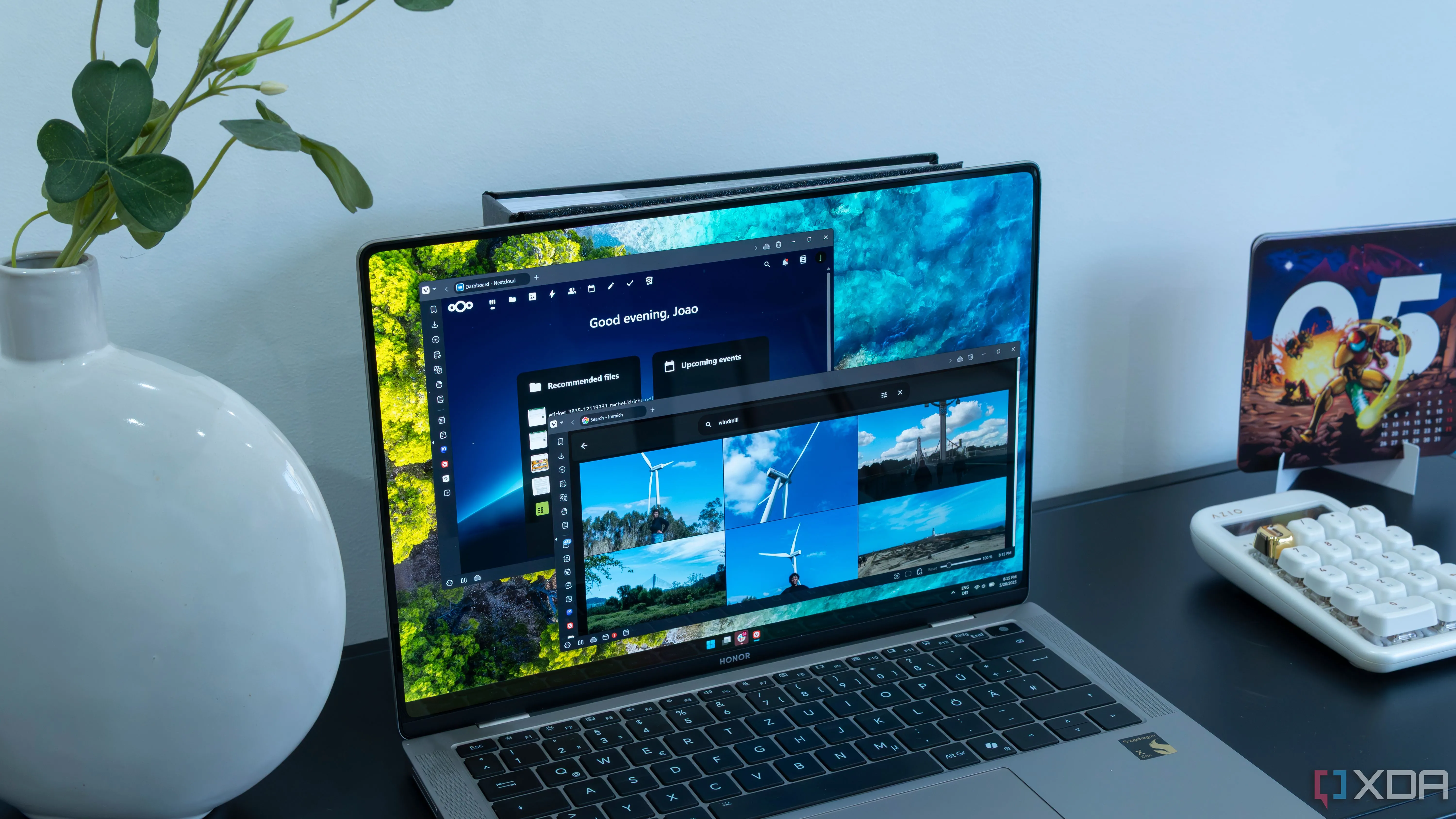Laptop hiển thị giao diện Immich và Nextcloud trên trình duyệt web, minh họa các dịch vụ tự host tiện lợi