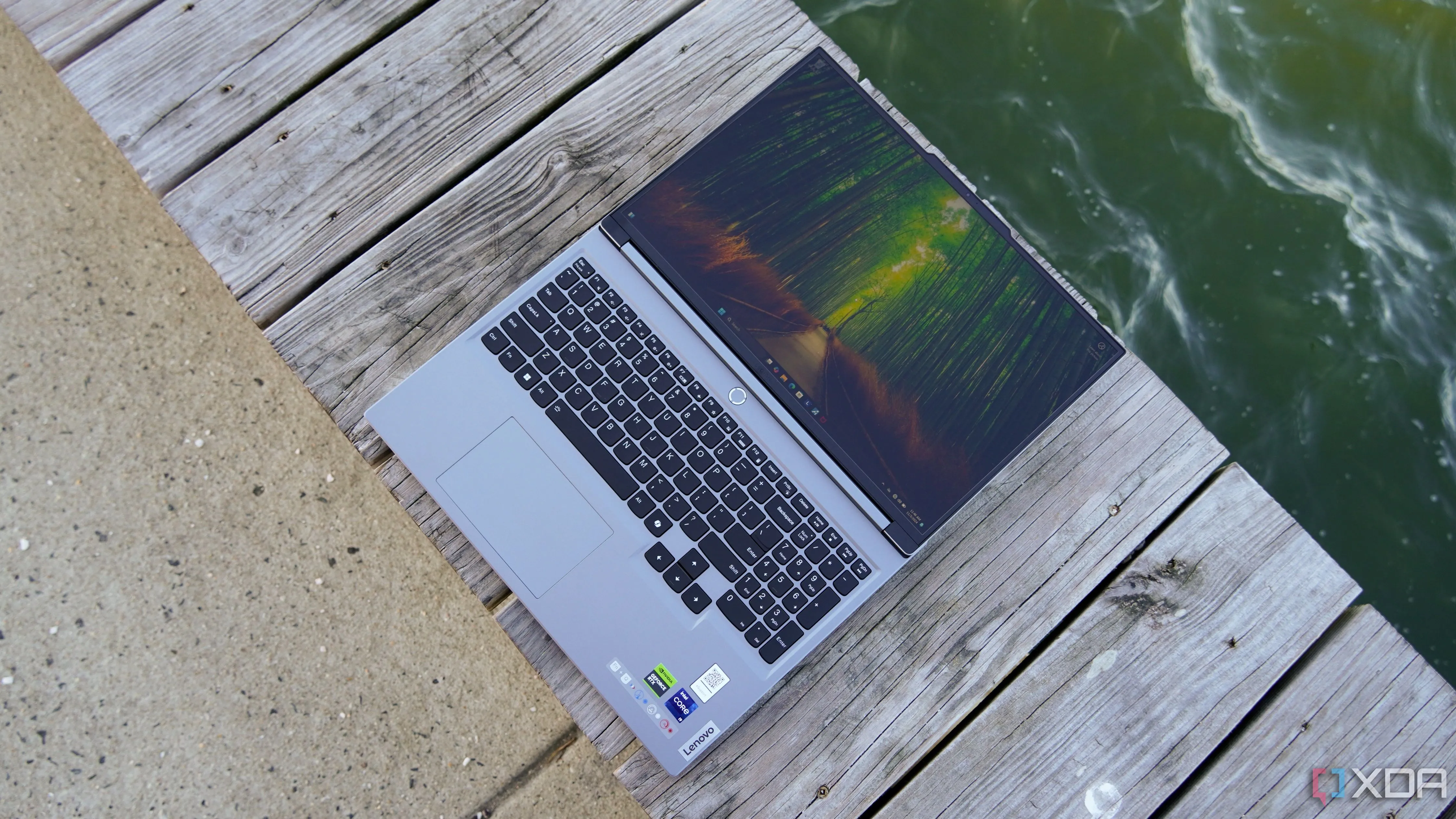 Laptop Lenovo Legion 5 nằm ngang ngoài trời.