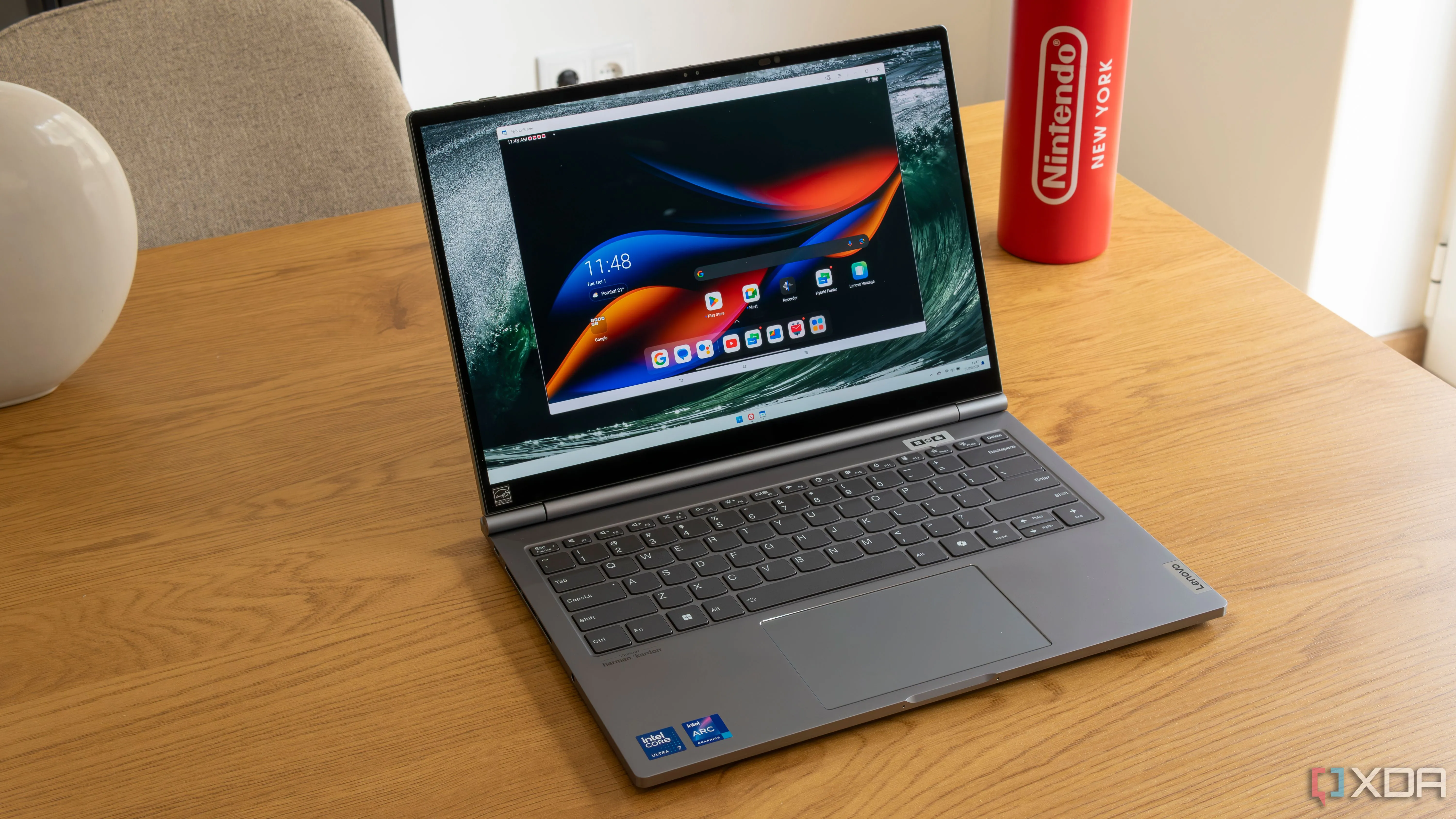 laptop Lenovo ThinkBook Plus Gen 5 Hybrid với ứng dụng Android đang chạy trên Windows 11