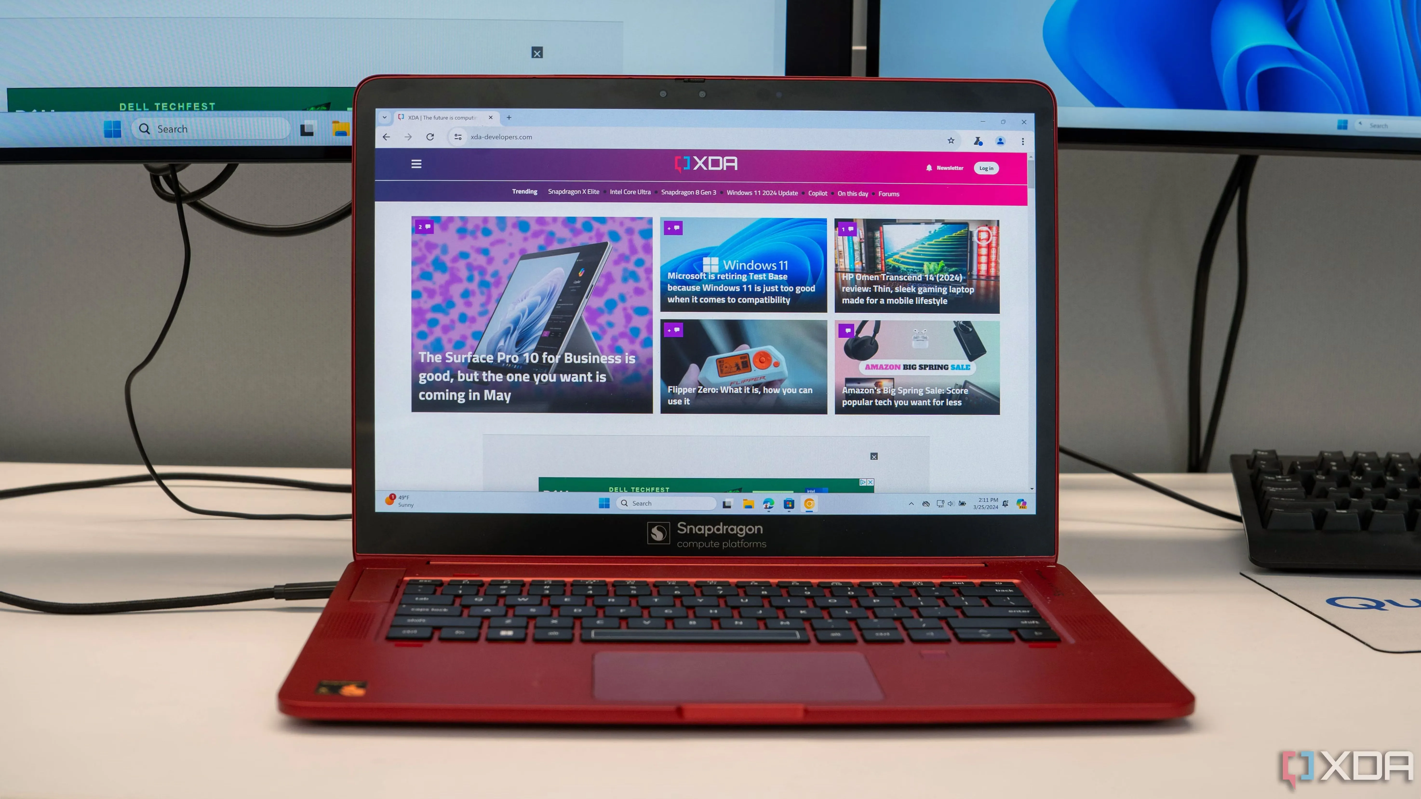 Laptop màu đỏ trang bị chip Snapdragon X Elite đang hoạt động