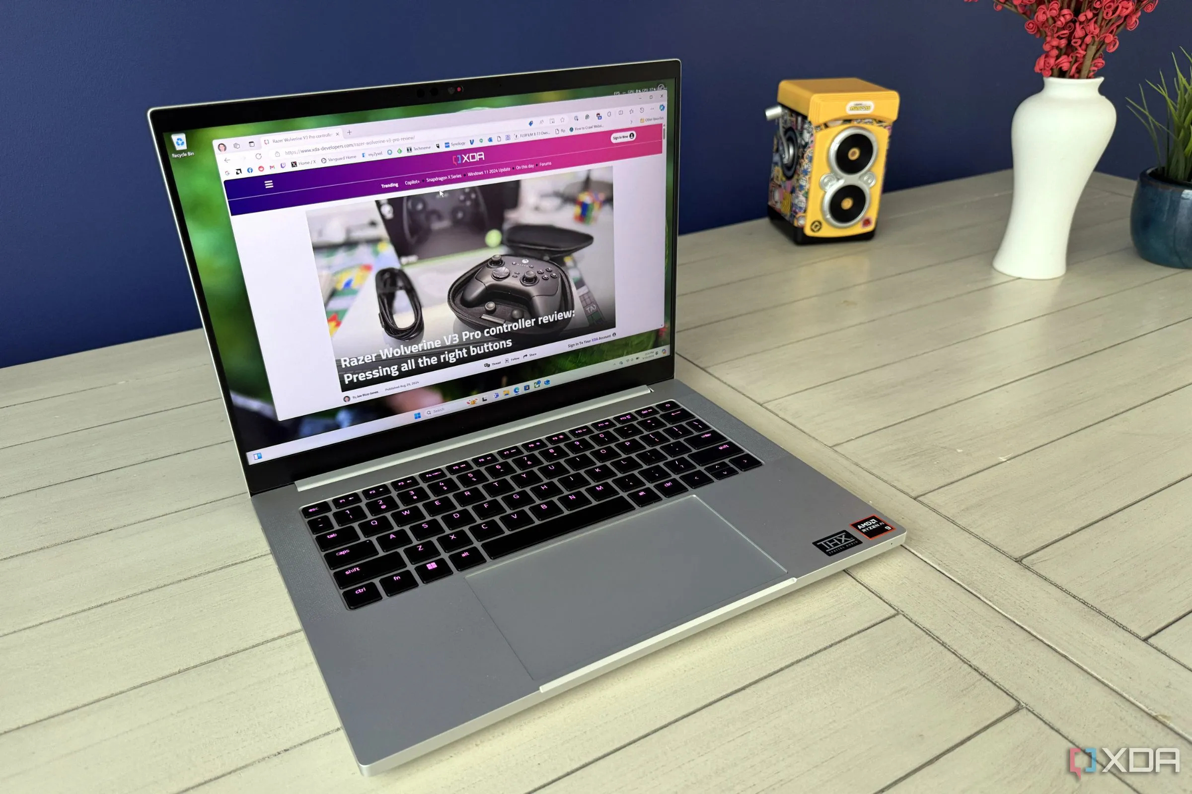 Laptop Razer Blade 14 2024 hiển thị trang web XDA Developers, tượng trưng cho tuổi thọ của thiết bị