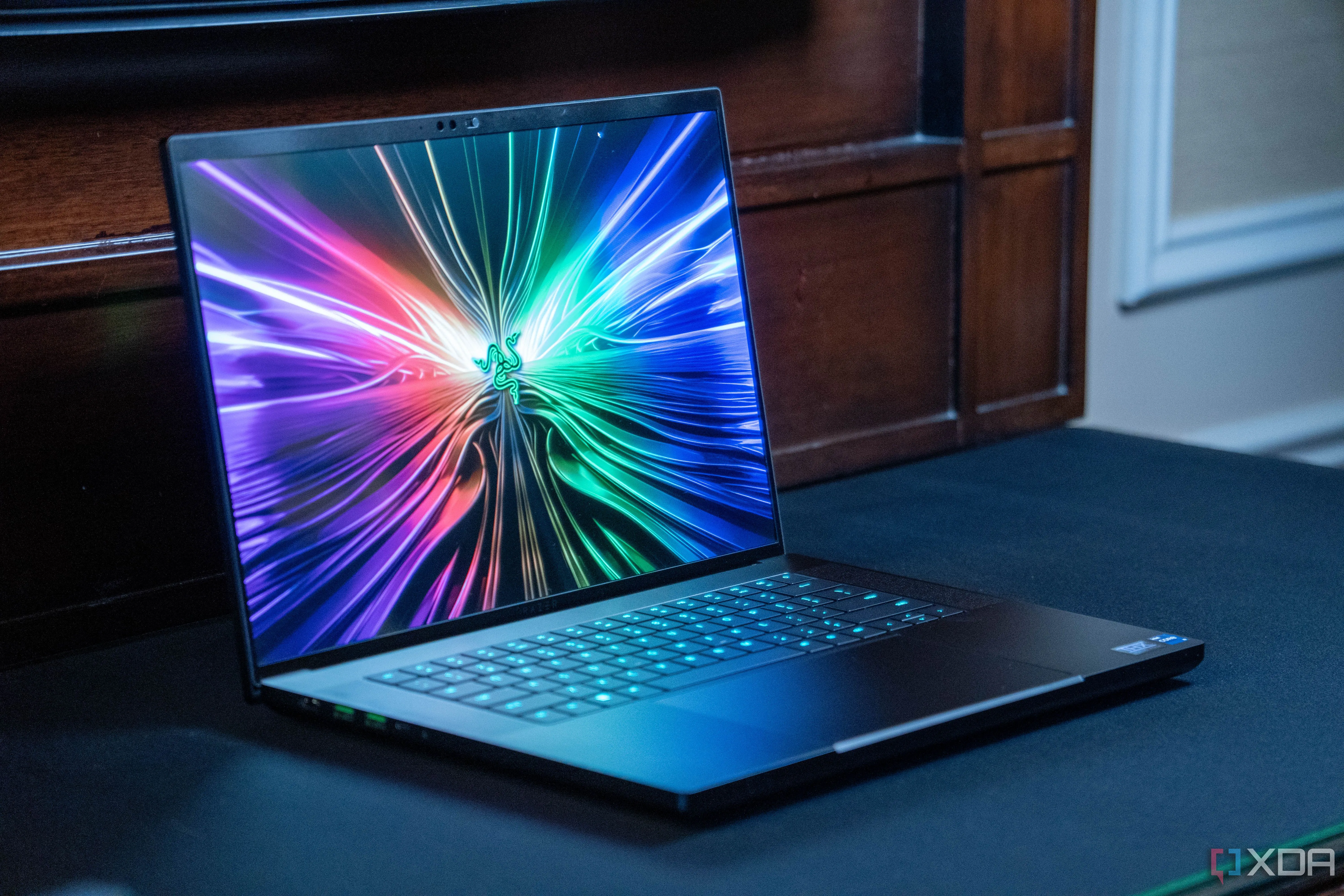 Laptop Razer Blade 16, minh họa cho việc hạ áp CPU/GPU trên laptop