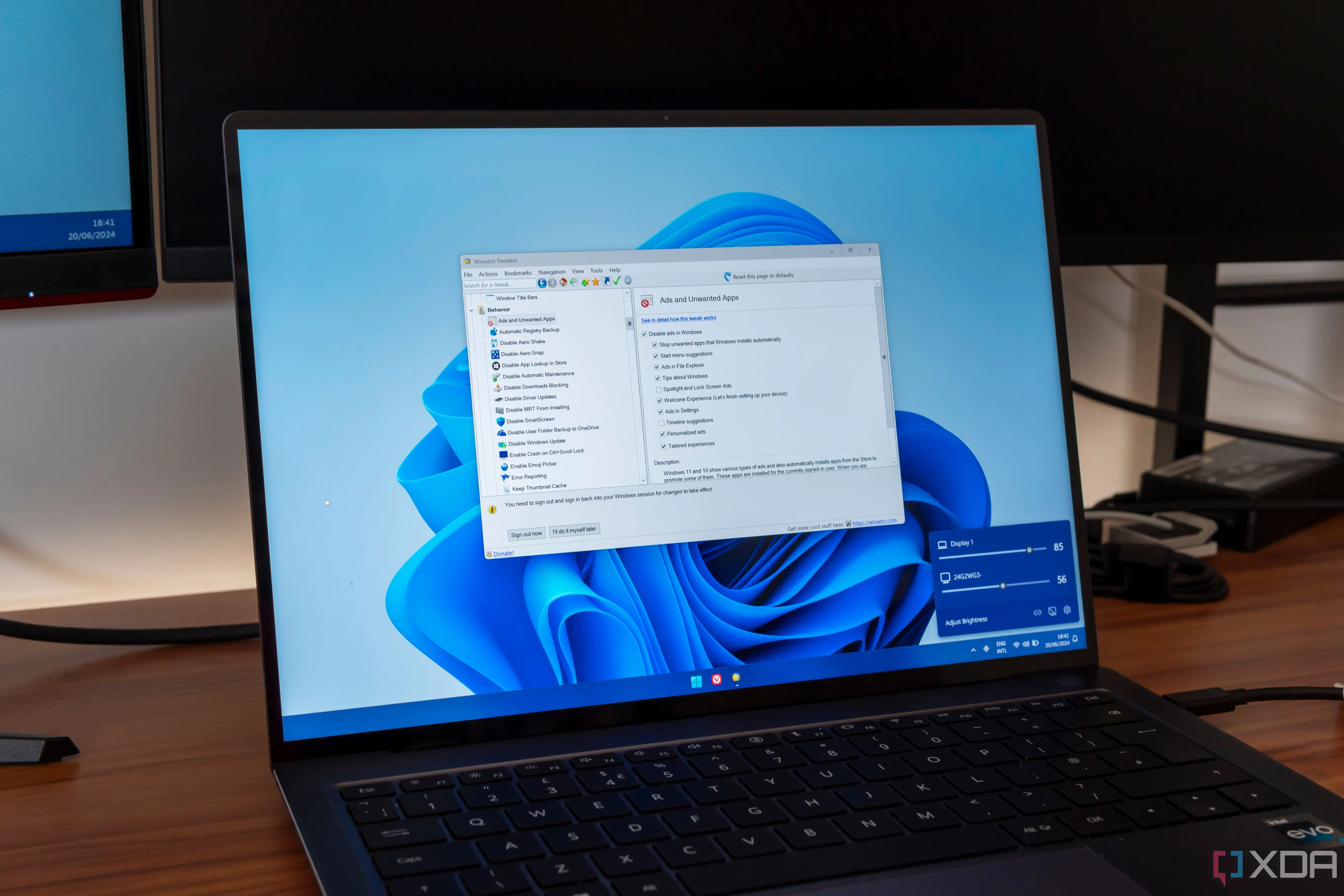 Laptop Windows 11 hiển thị một loạt ứng dụng đang chạy, gợi ý nhu cầu về các công cụ quản lý tệp và khởi chạy ứng dụng nhanh chóng.