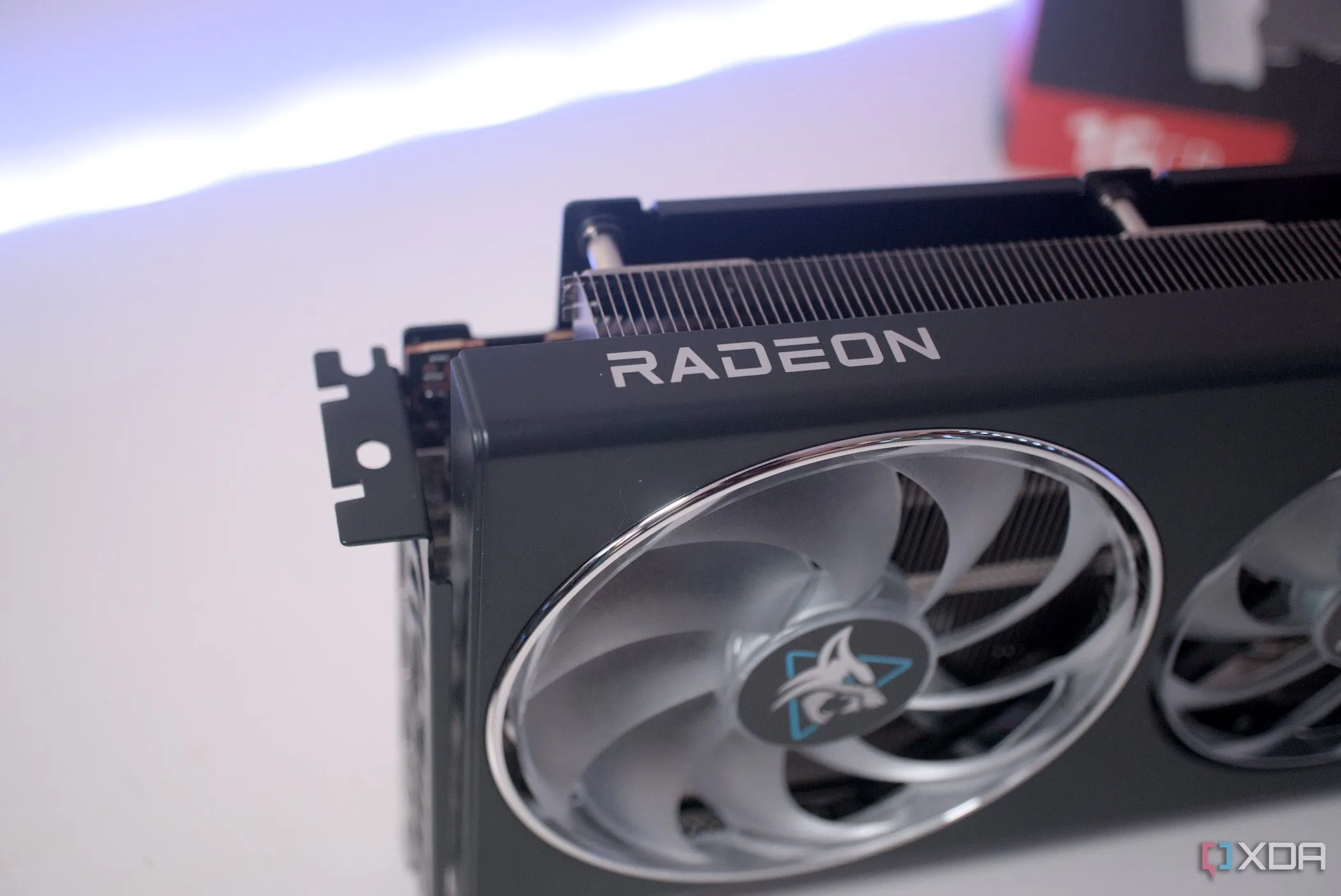 Logo Radeon trên card đồ họa PowerColor Hellhound RX 7900 GRE màu xanh